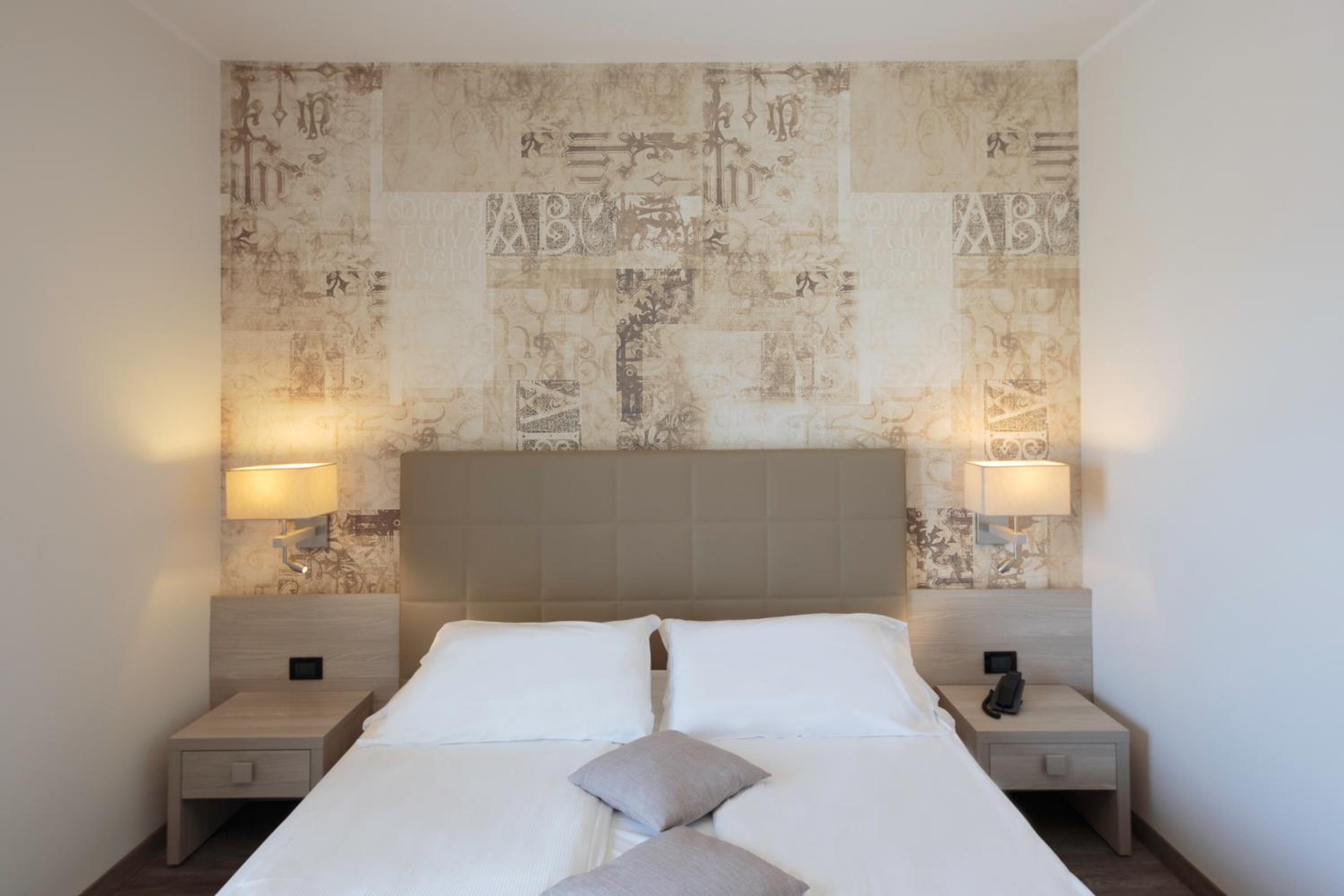 Double or Twin Room with Balcony and Lateral Sea View photo 2