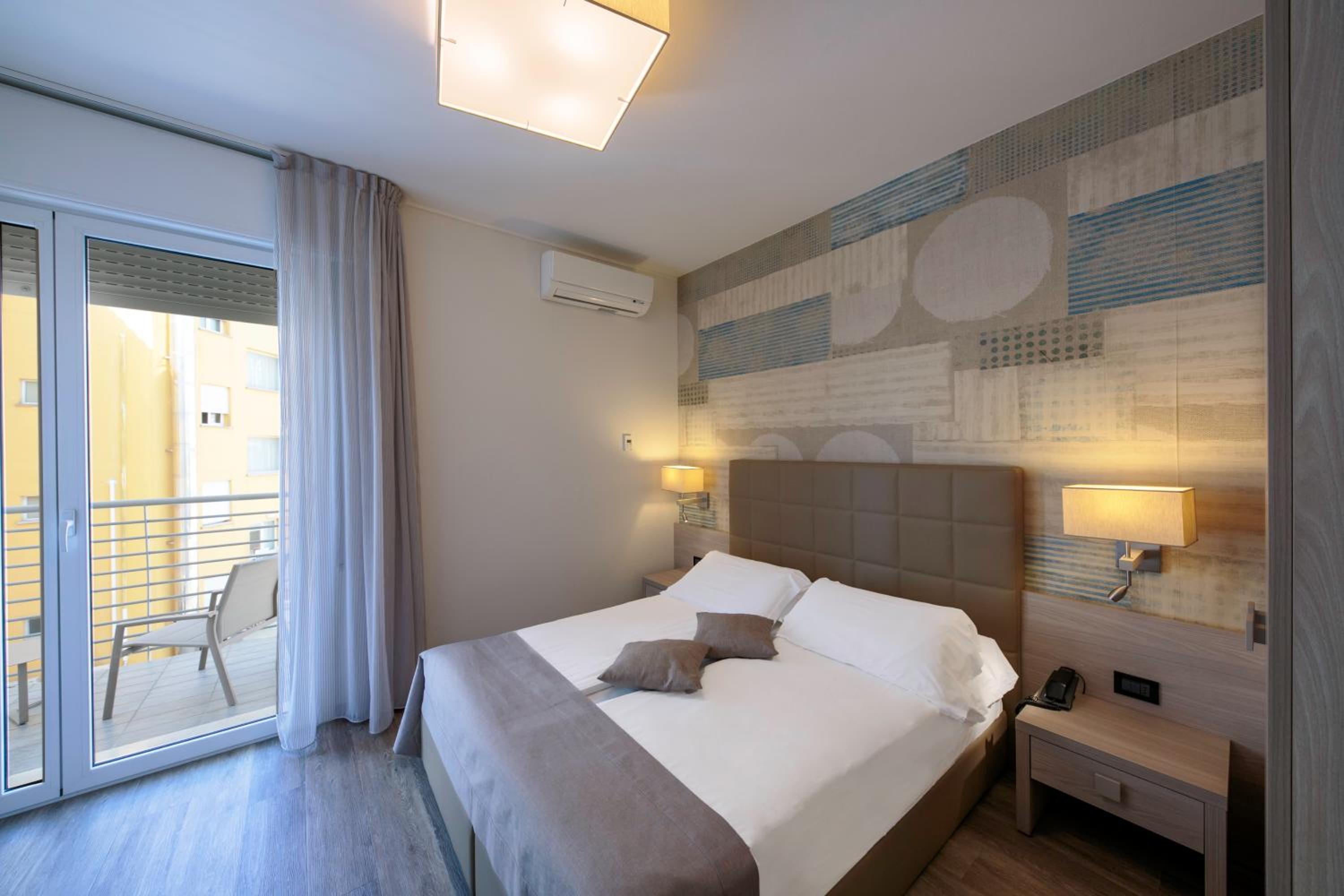 Double or Twin Room with Balcony and Lateral Sea View photo 3
