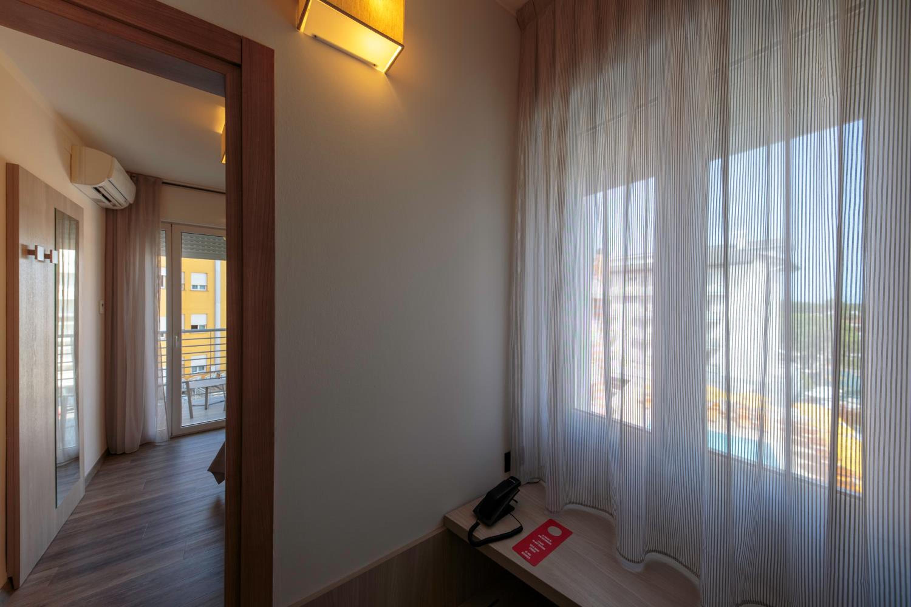Single Room with Balcony and Lateral Sea View photo 2