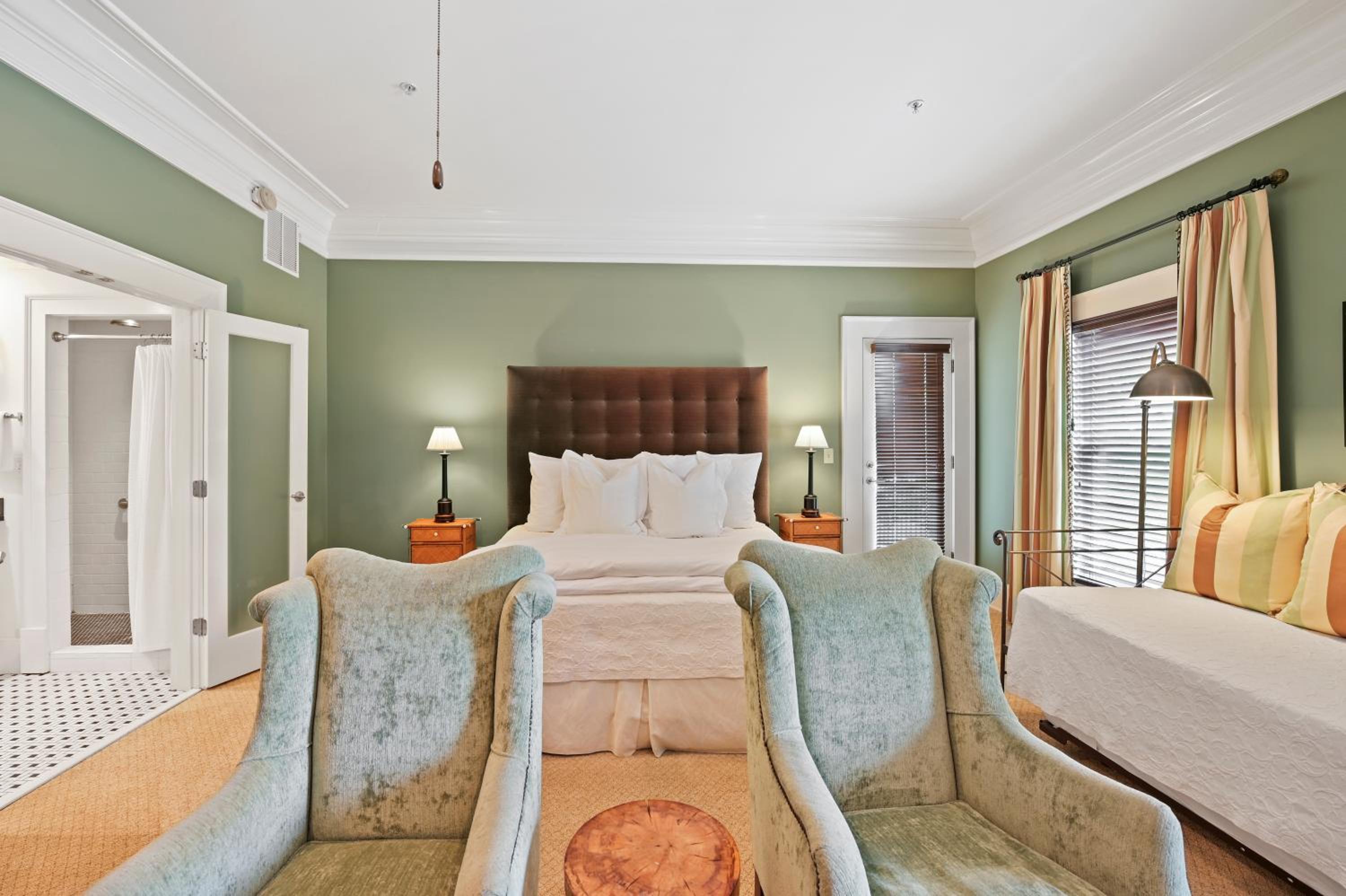 Deluxe Double Room (2 Adults + 1 Child) photo 2