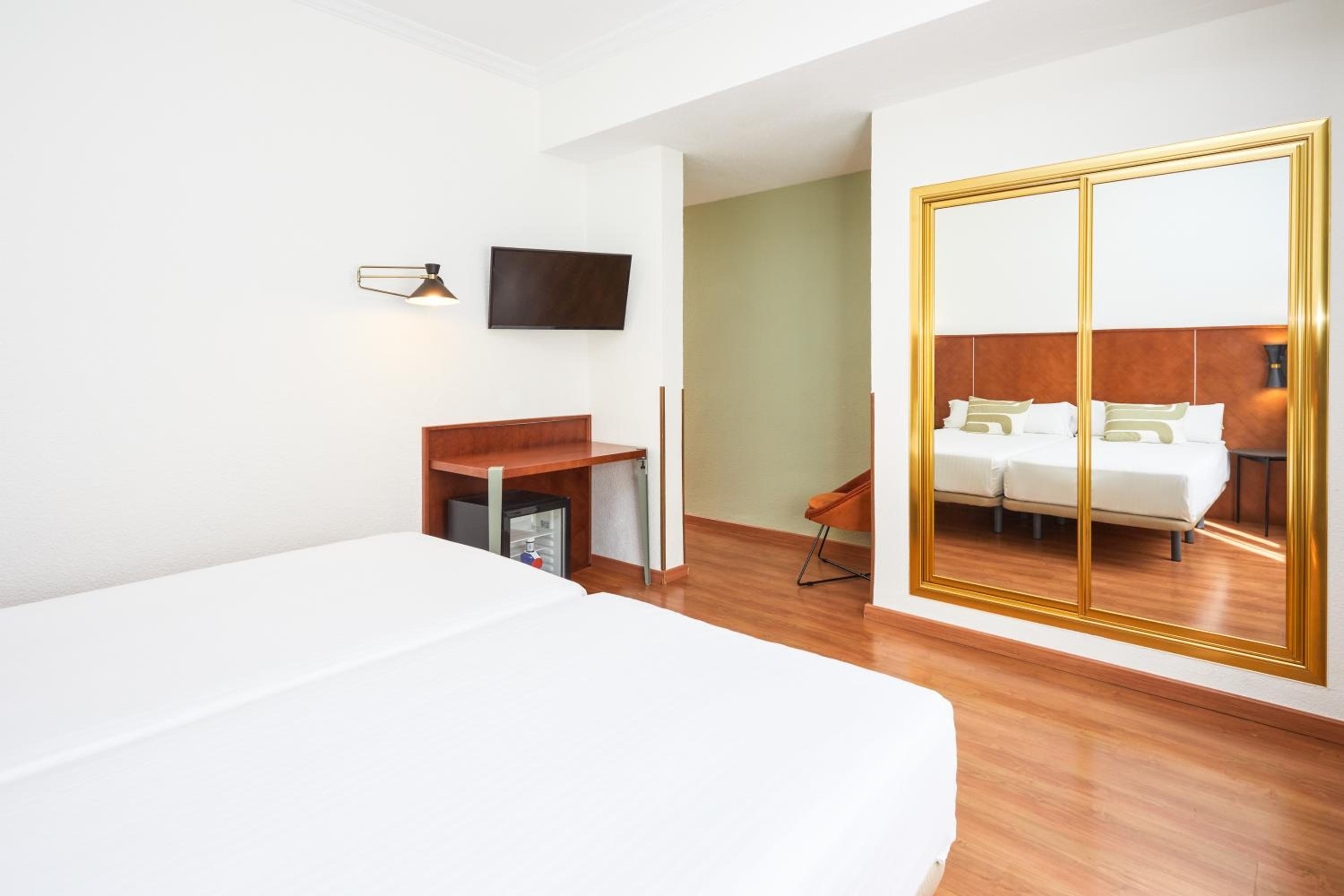 Standard Twin Room - Photo 2