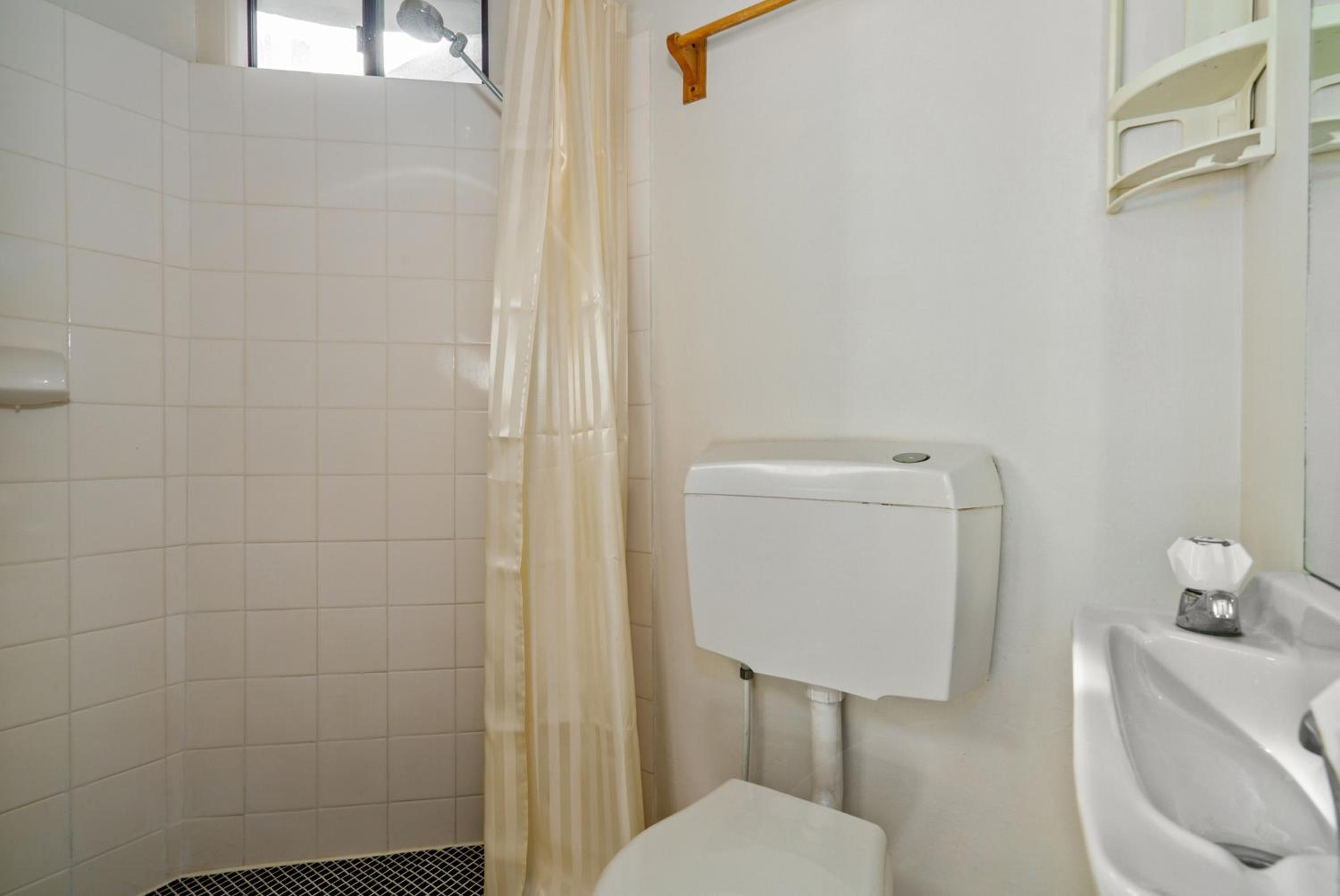Standard Queen Room - Photo 4