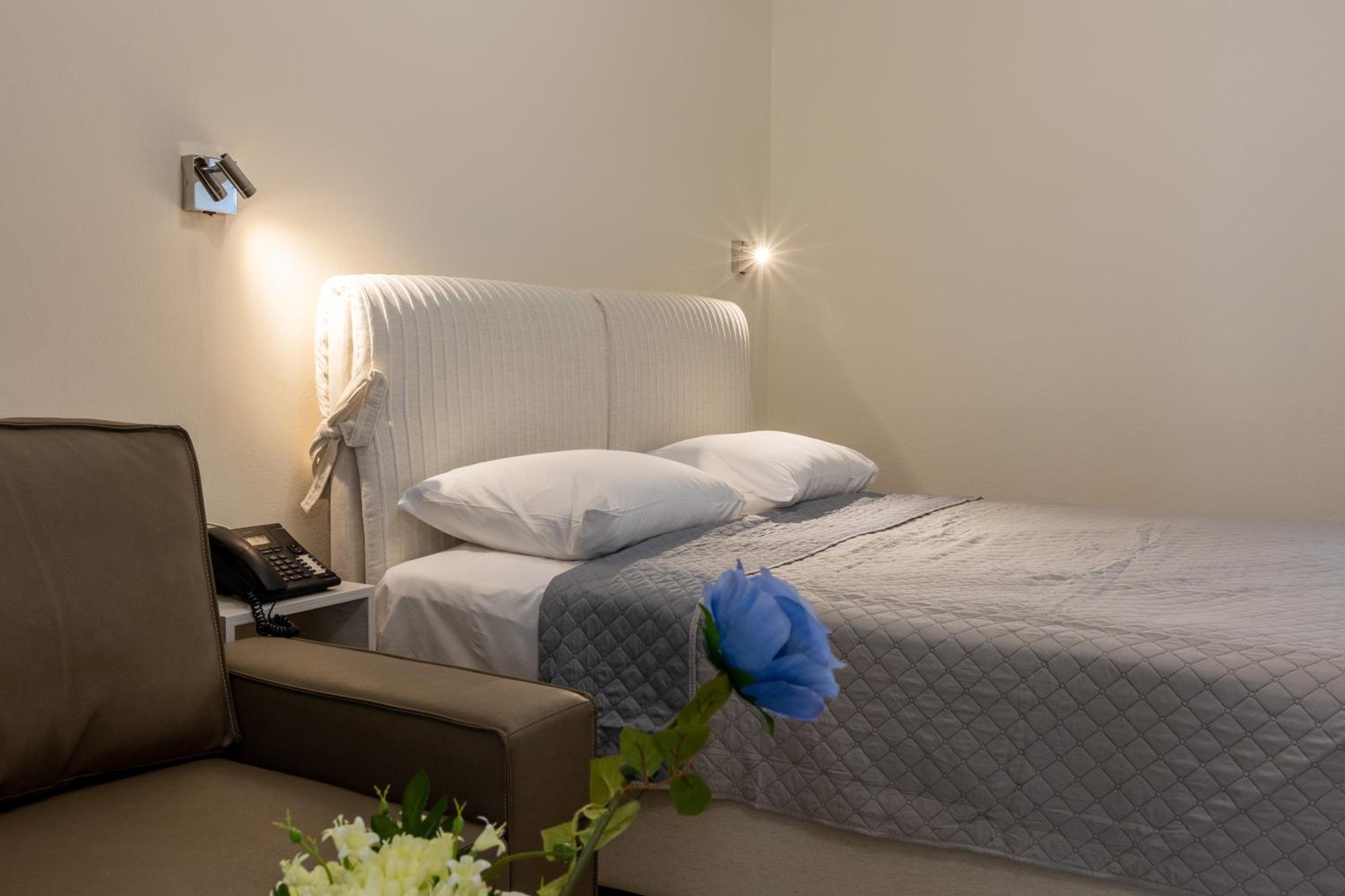 One-Bedroom House - Photo 11