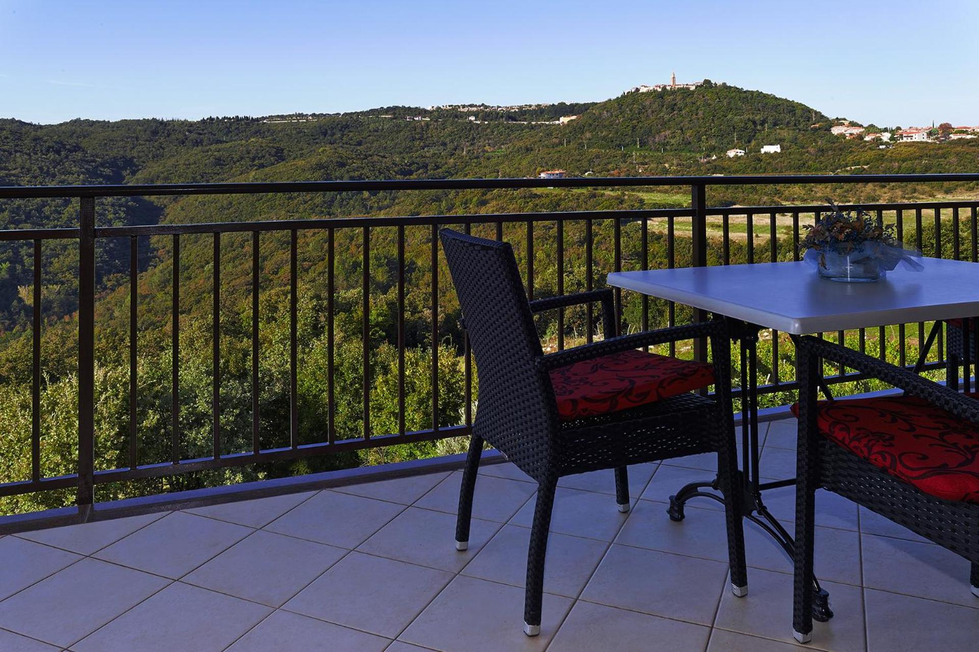 Comfort Two-Bedroom Apartment with Balcony photo 3