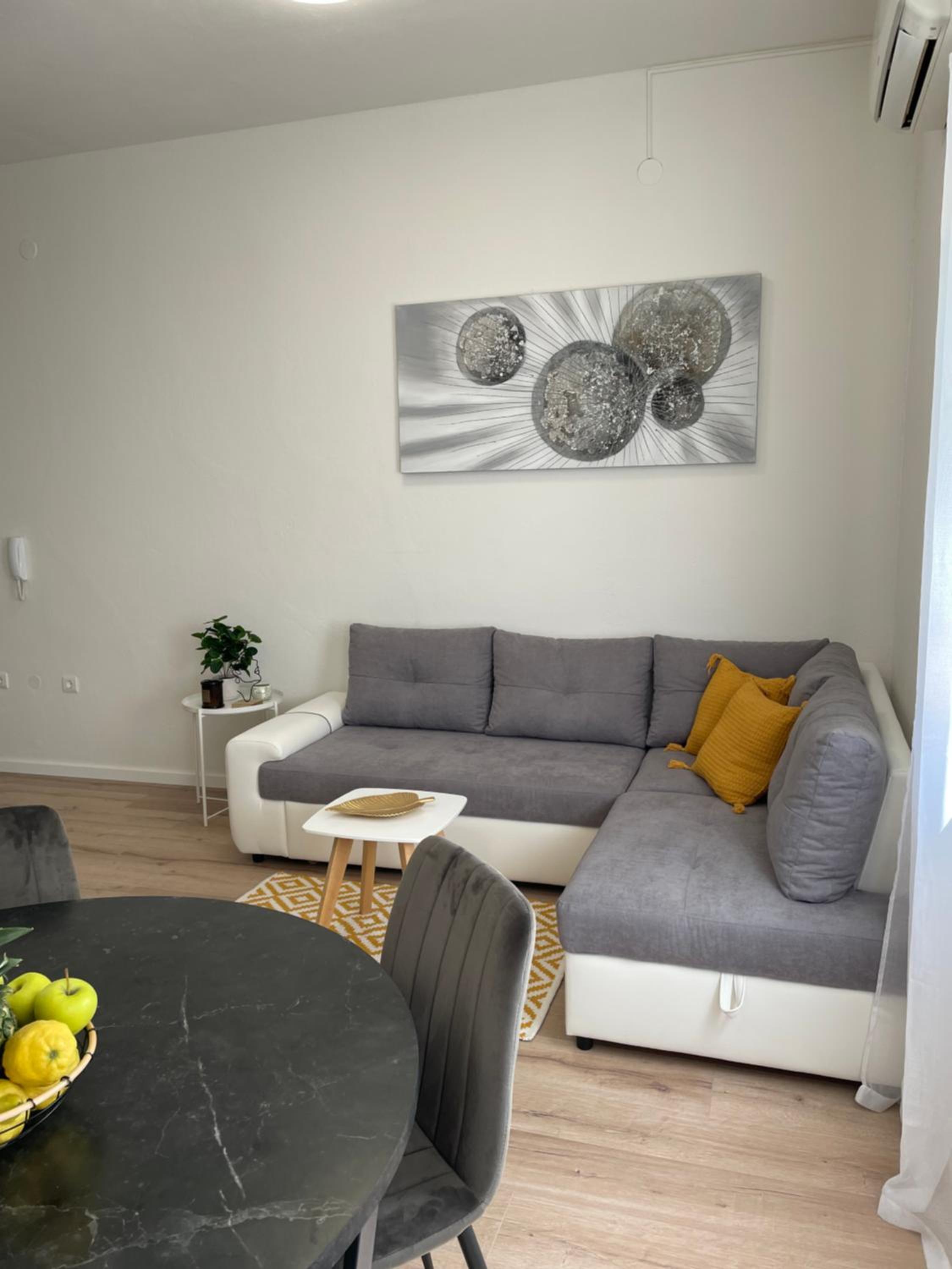 One-Bedroom Apartment photo 1