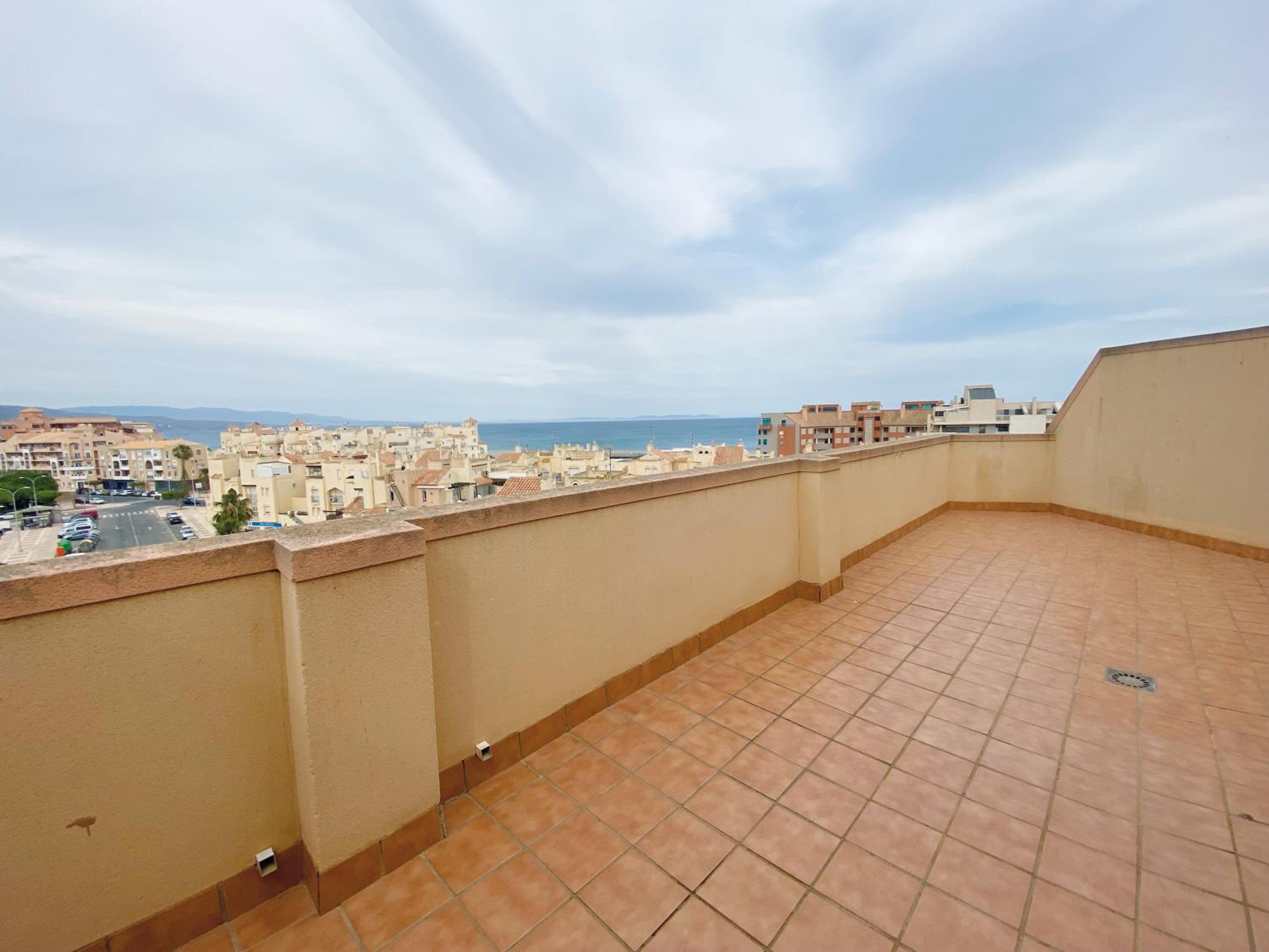 One-Bedroom Penthouse Apartment with Sea View photo 3
