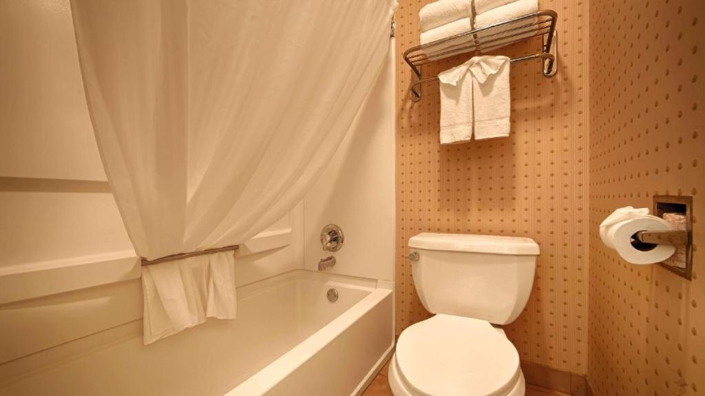 Queen Room With Two Queen Beds - Photo 3