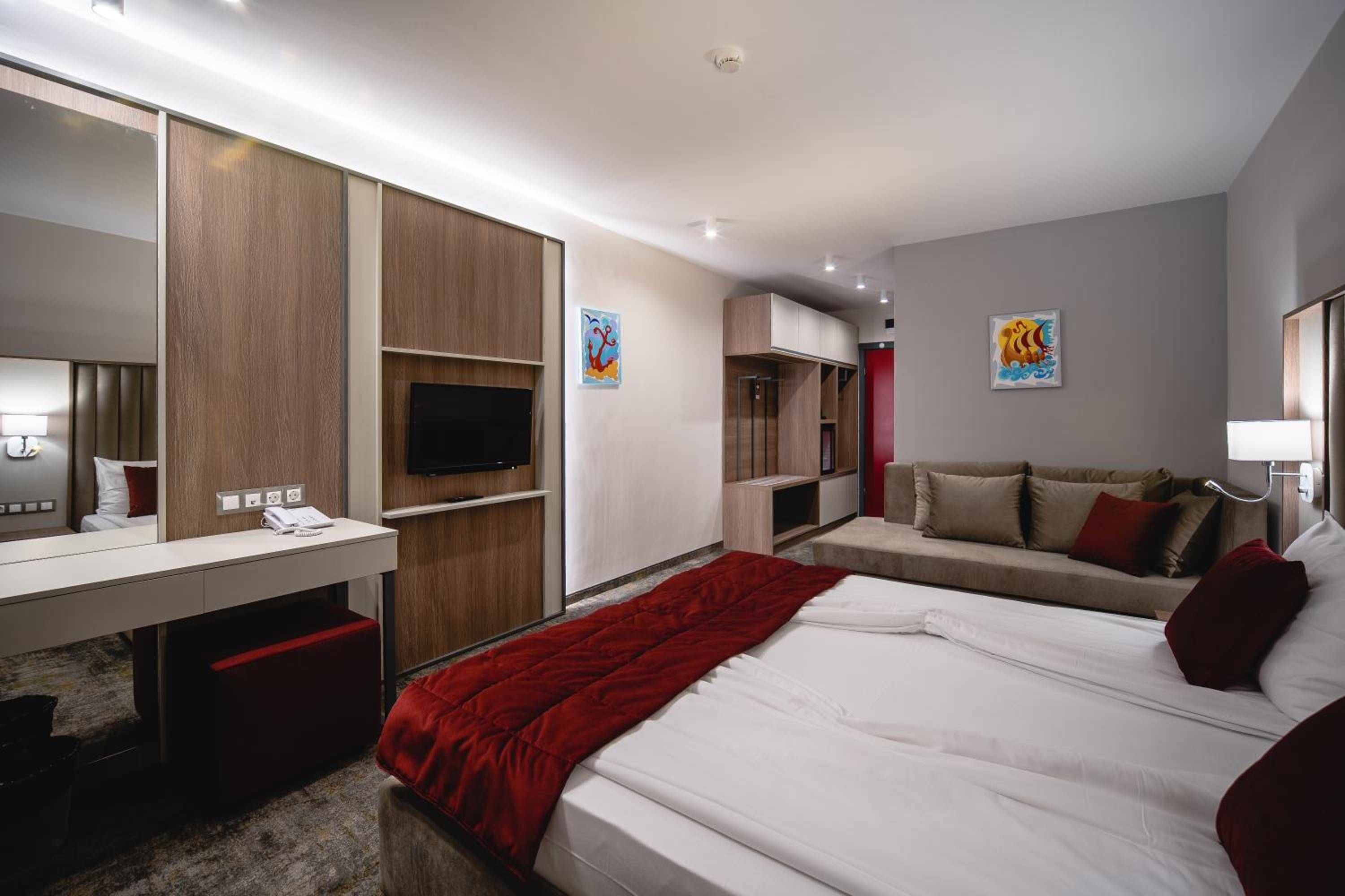 Deluxe Queen Room - Photo 1