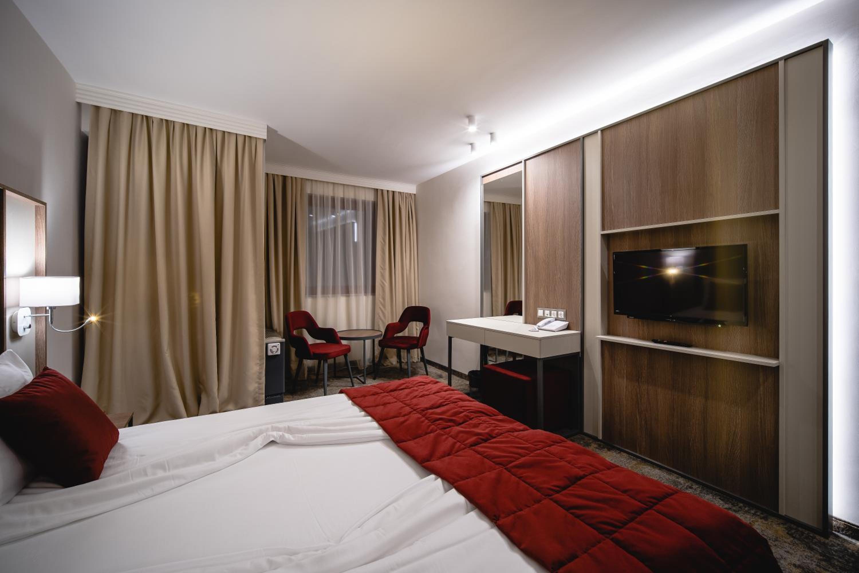 Deluxe Queen Room - Photo 6
