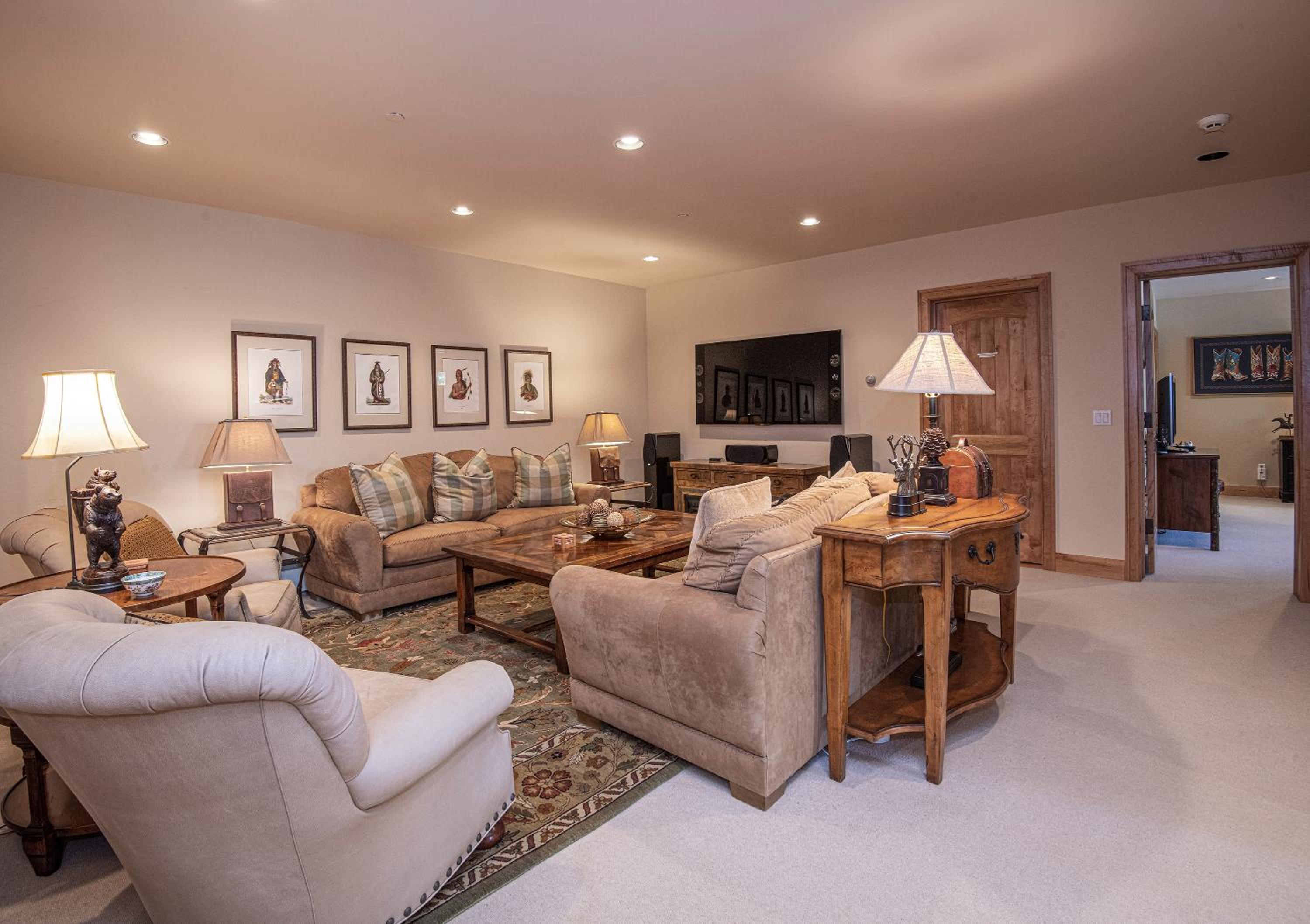 Five-Bedroom House photo 2