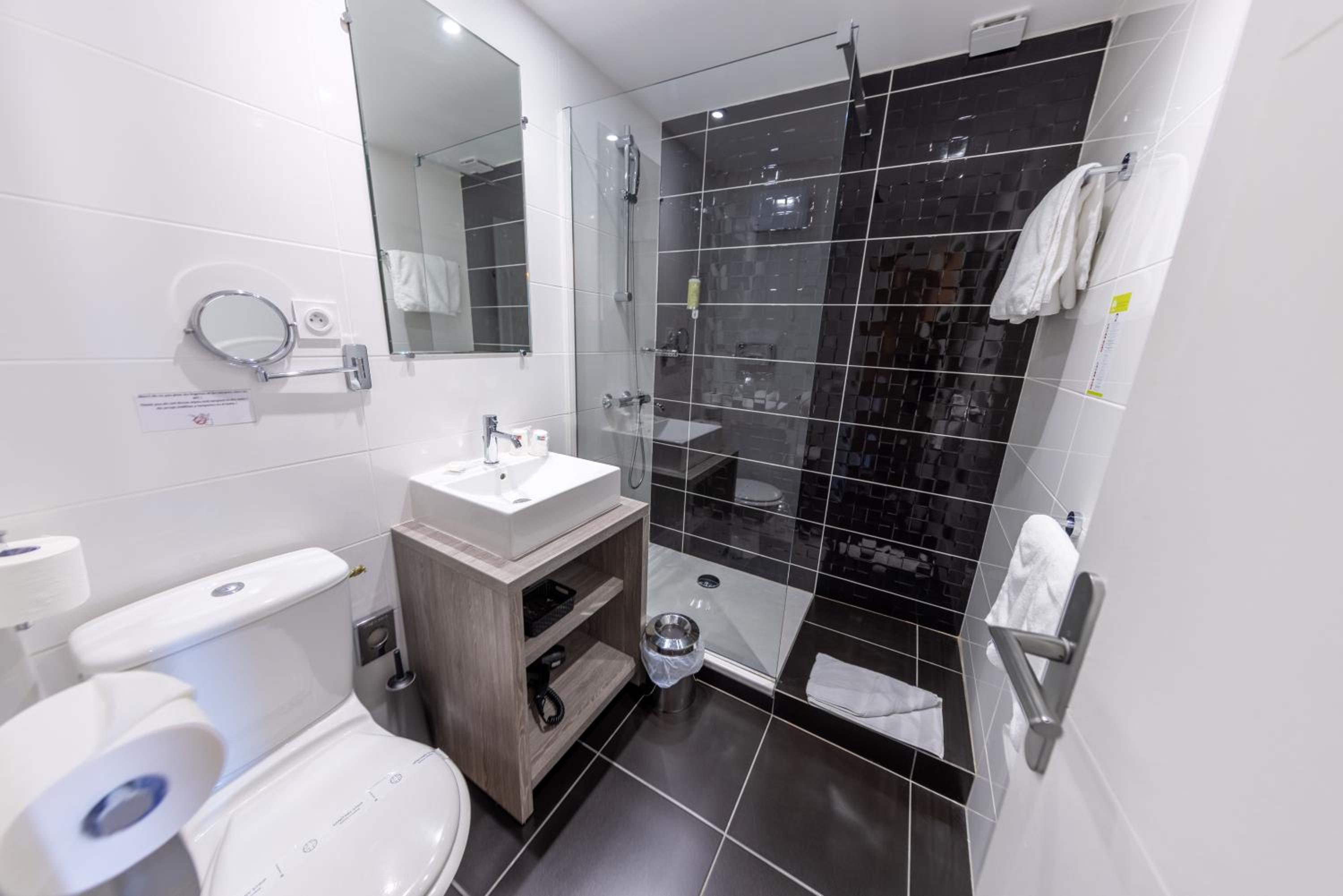 Standard Room with Balcony - Photo 3