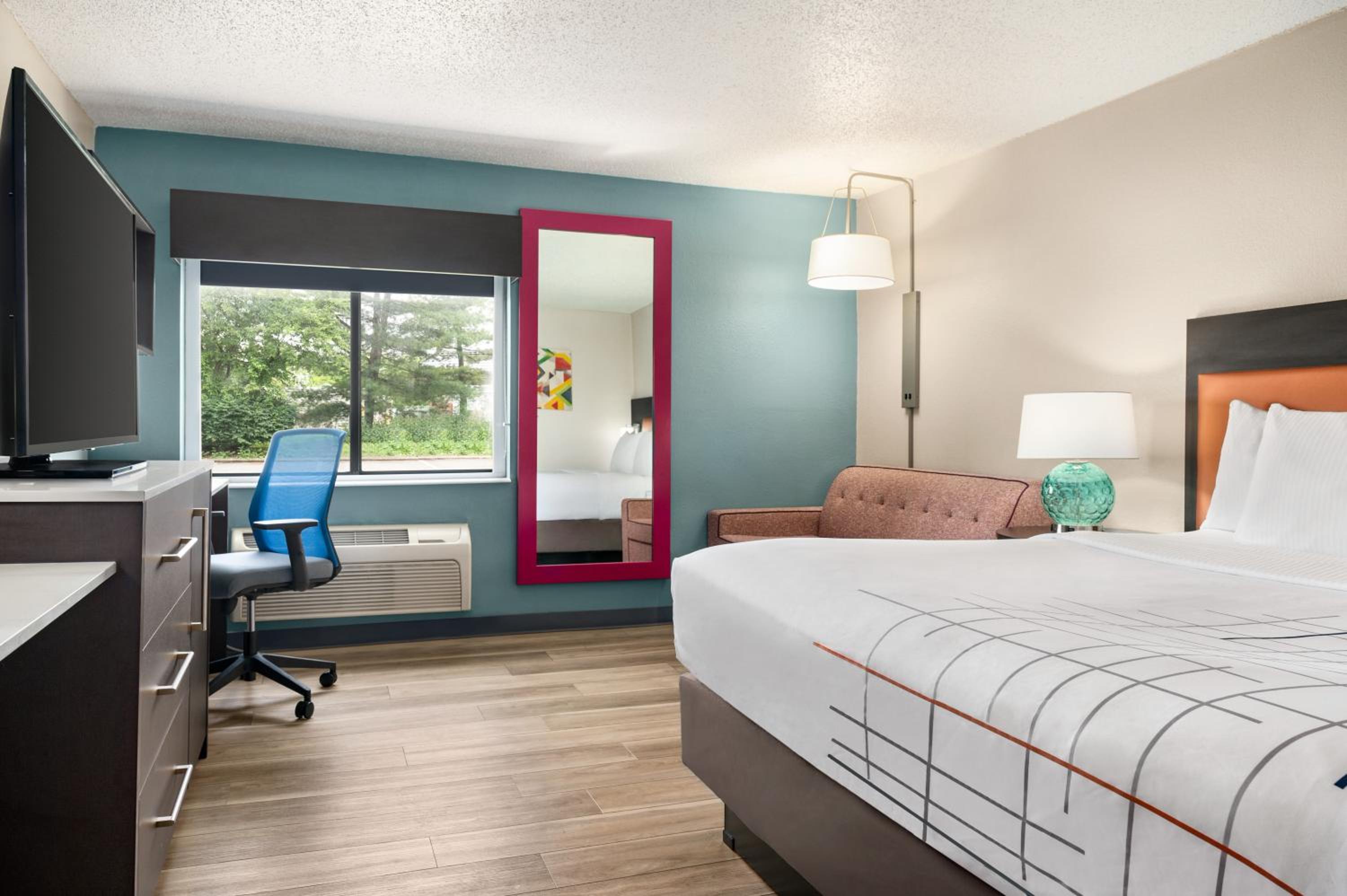 Deluxe King Room - Photo 6