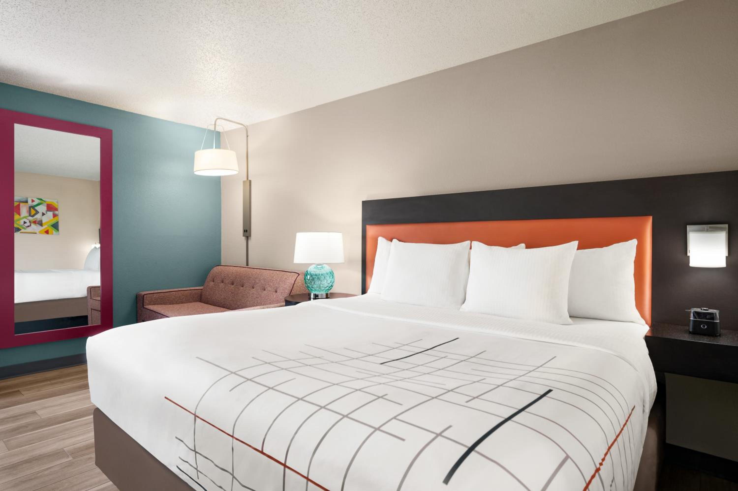 Deluxe King Room - Photo 3