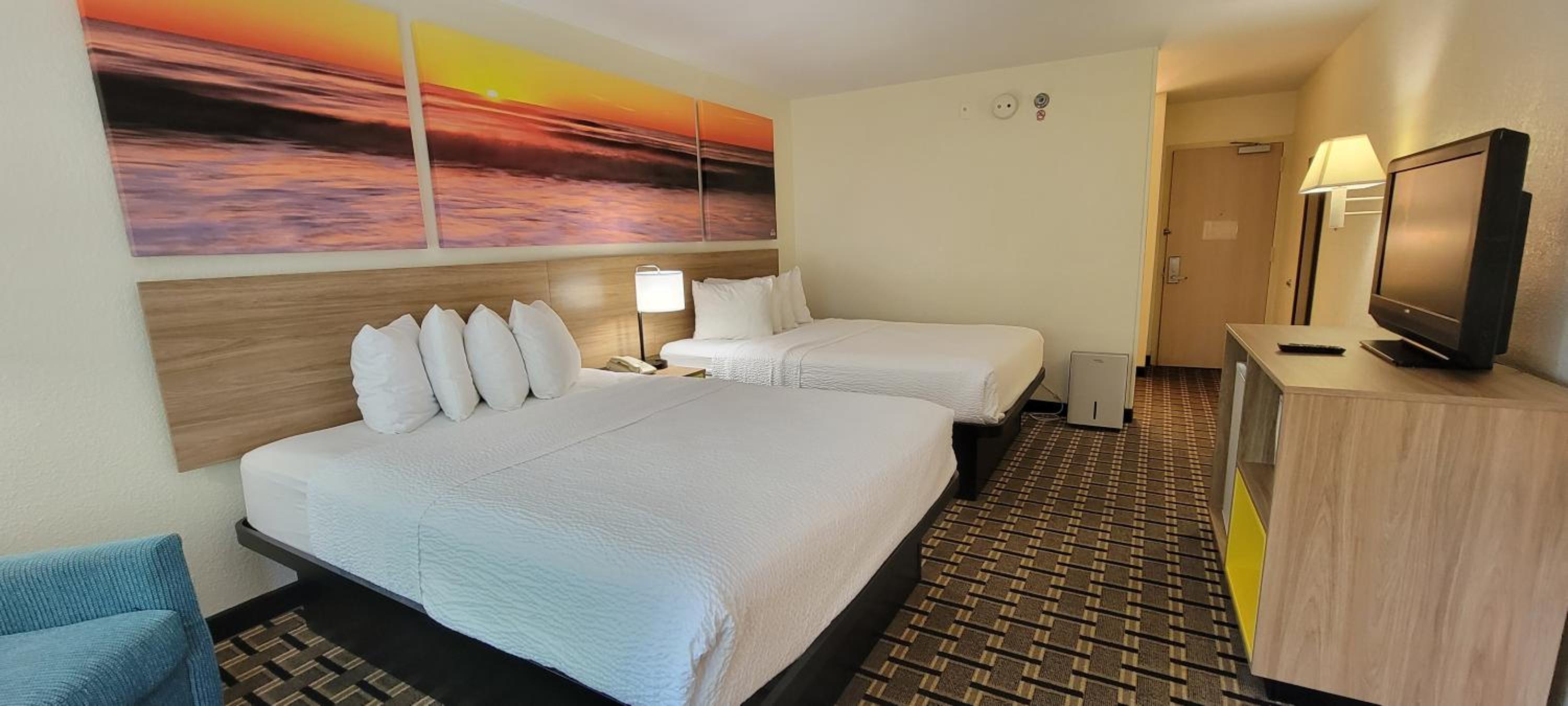 Queen Room With Two Queen Beds - Non-Smoking photo 1