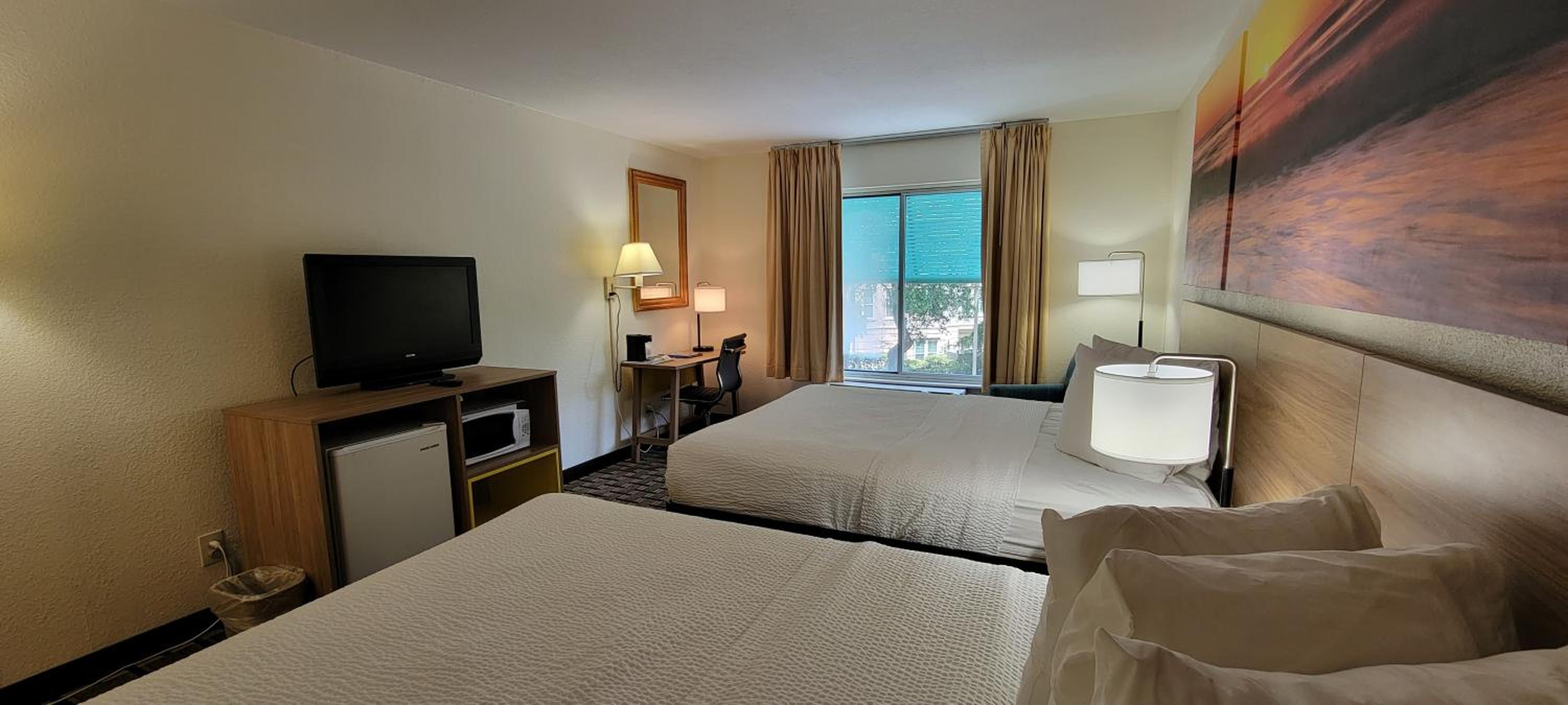 Queen Room With Two Queen Beds - Non-Smoking photo 3