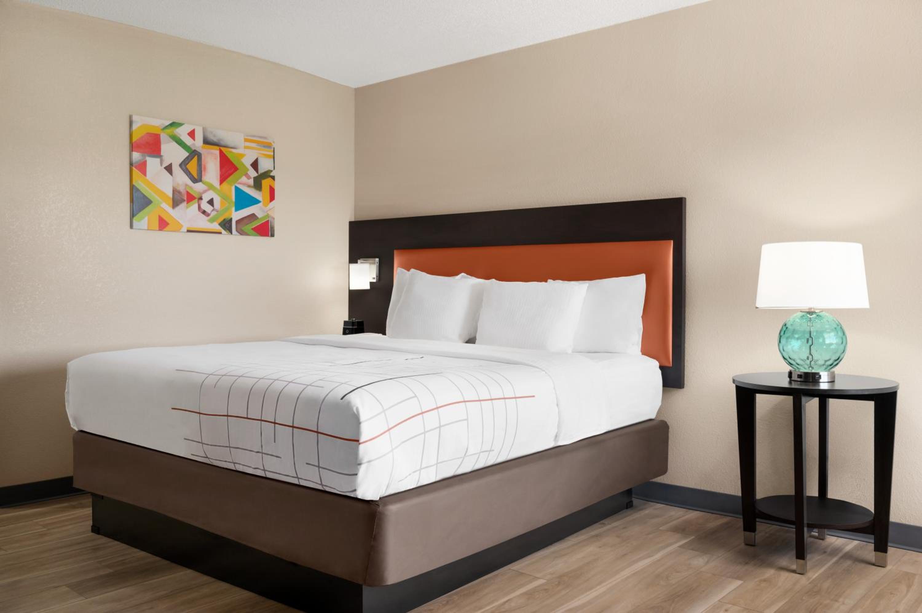 Executive King Room - Photo 9