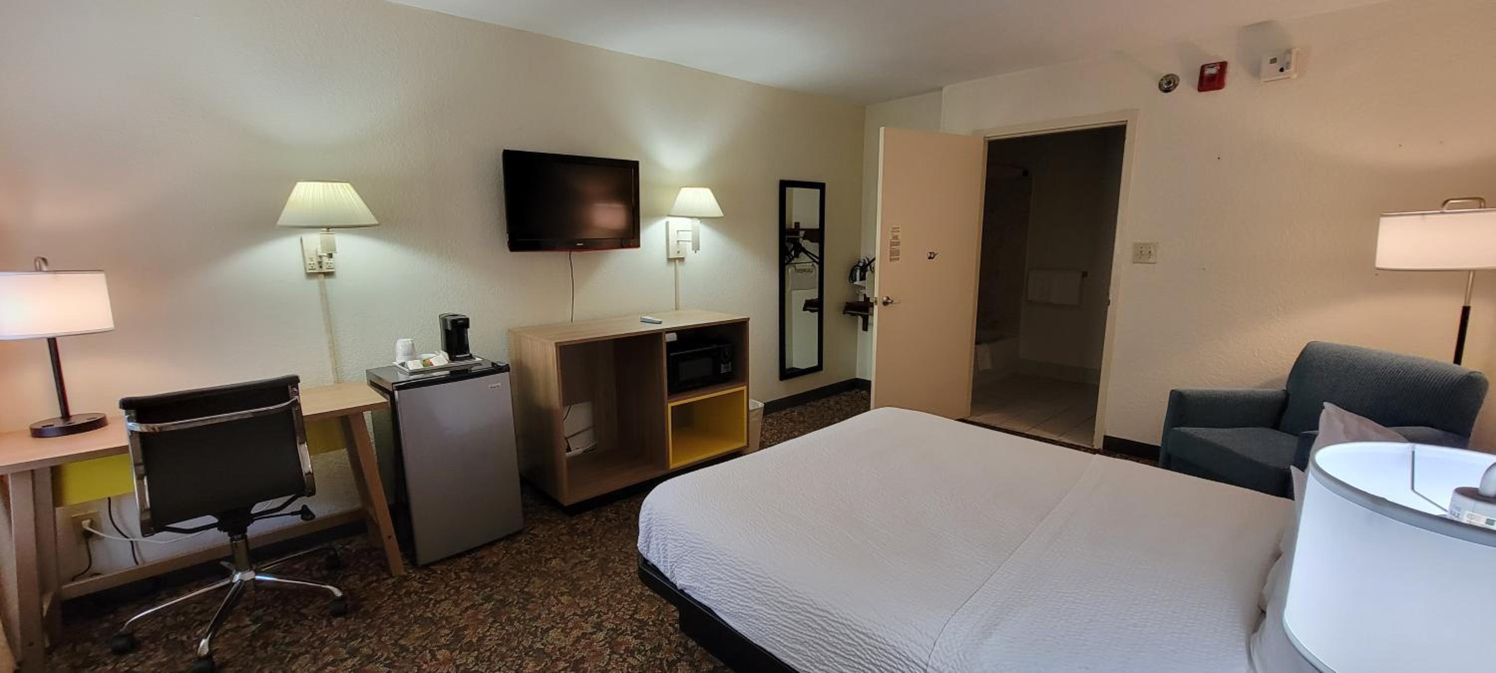 Queen Room With Mobility Access And Bathtub W/ Grab Bars - Non-Smoking photo 1
