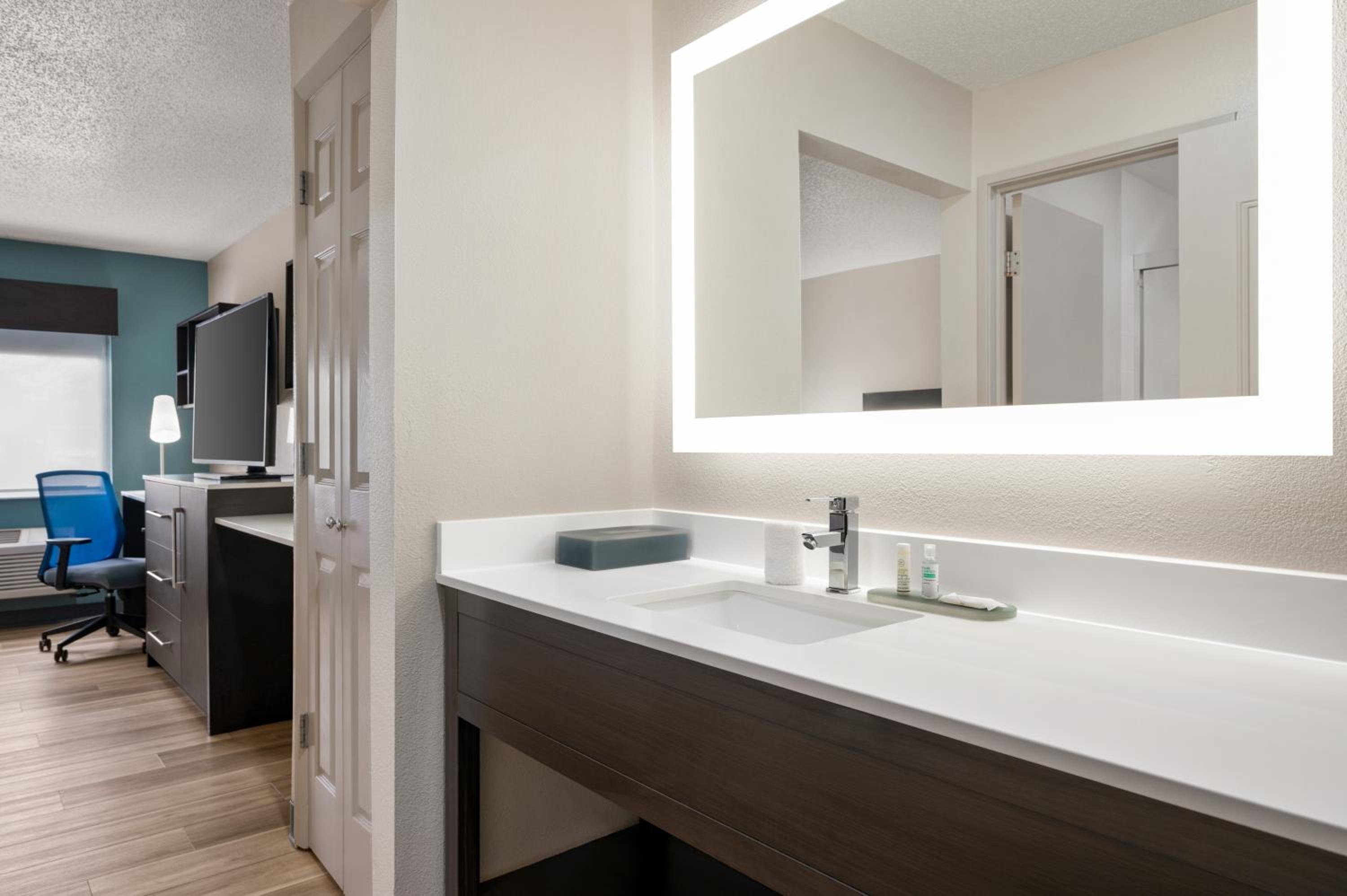 Deluxe Double Room with Two Double Beds - Photo 8