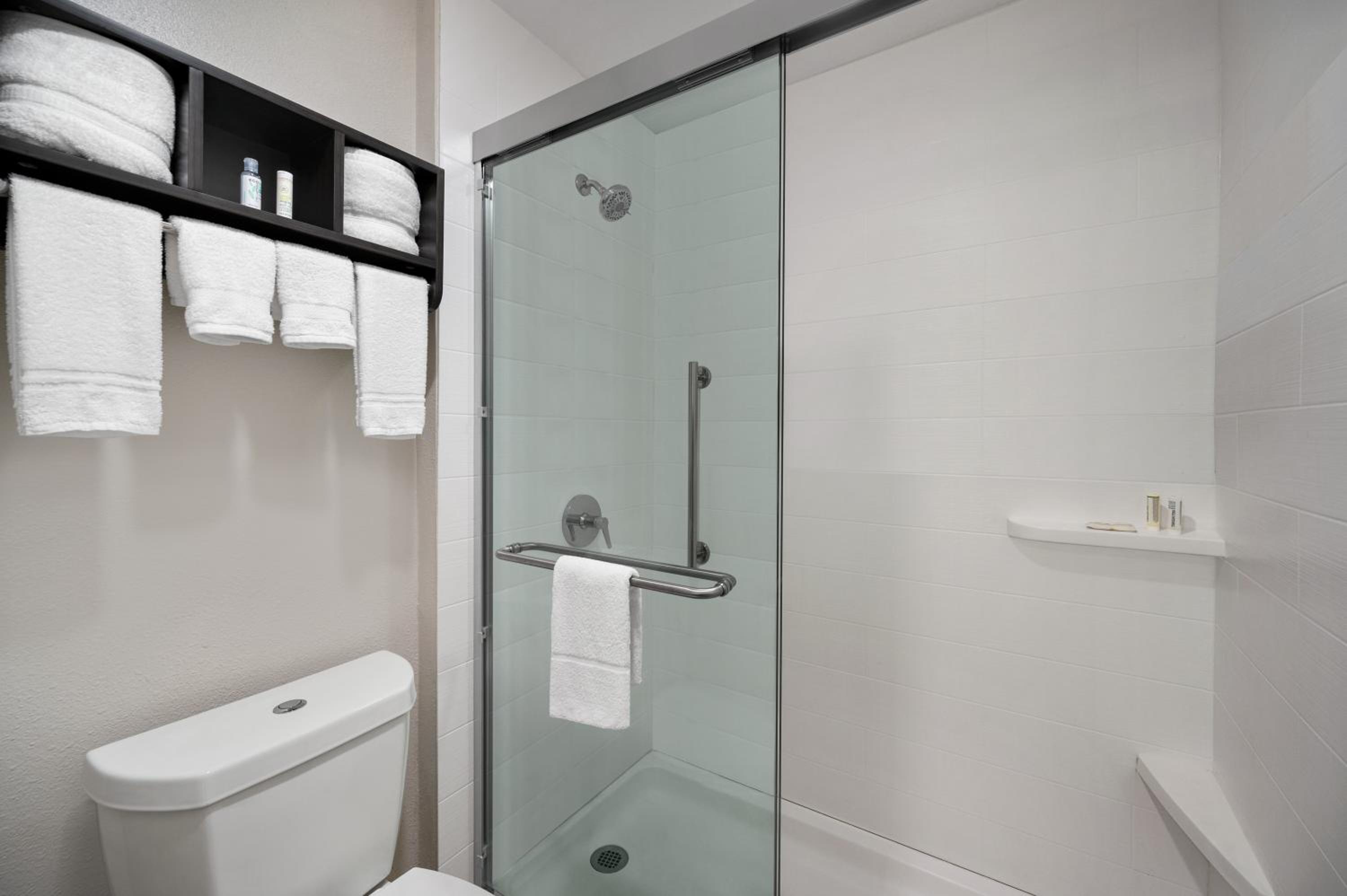 Deluxe King Room - Photo 9