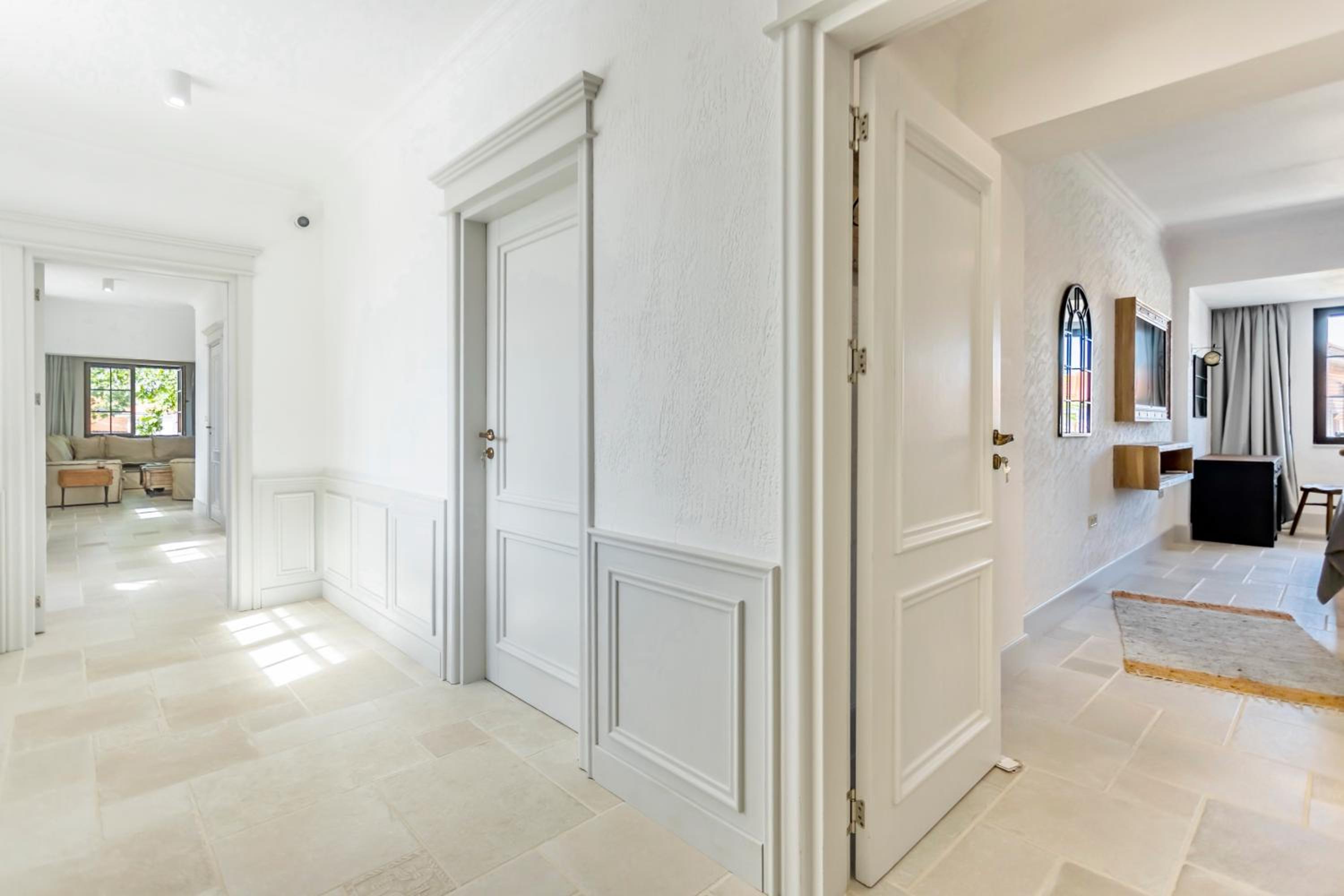 Queen Suite - Photo 8