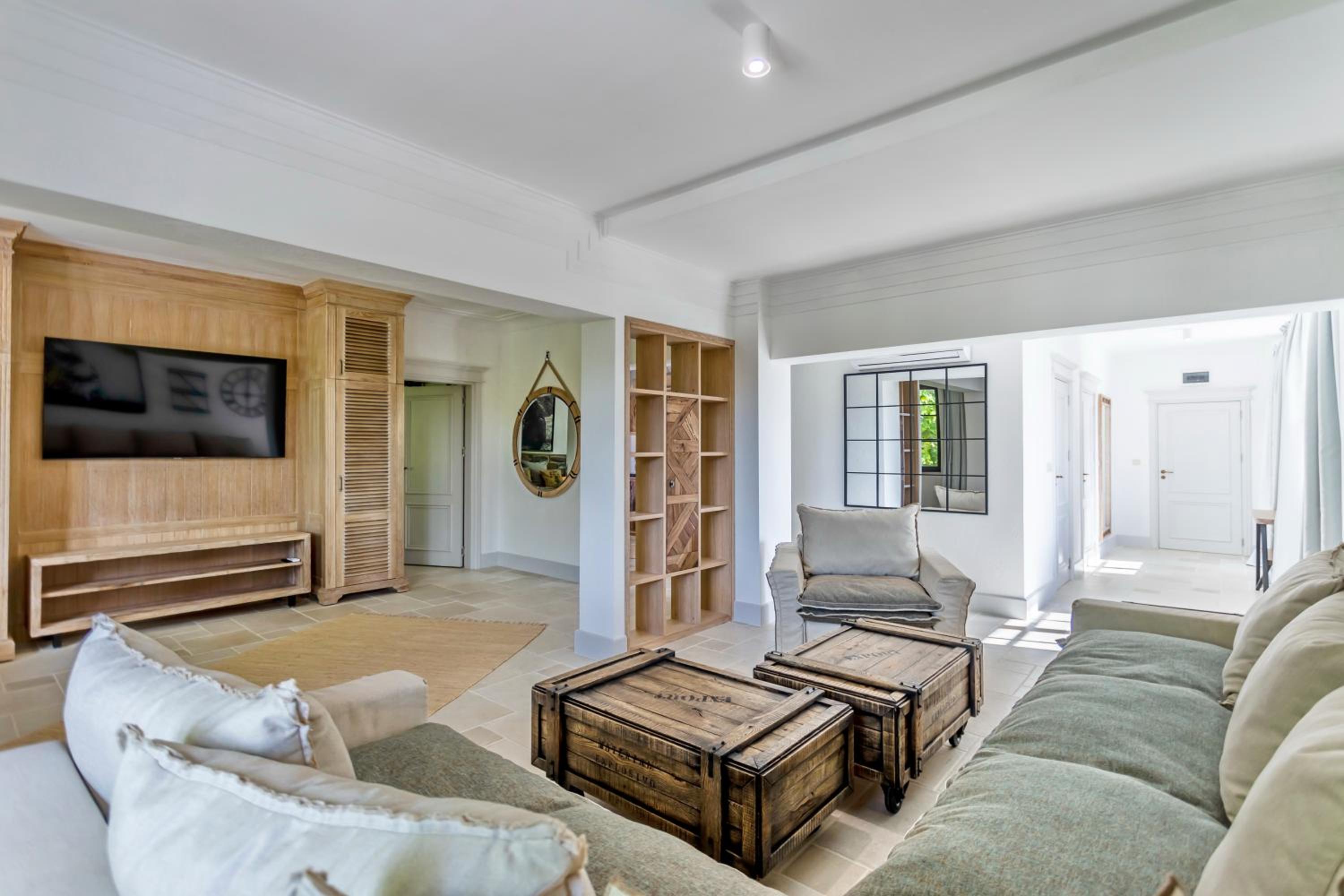 Queen Suite - Photo 1