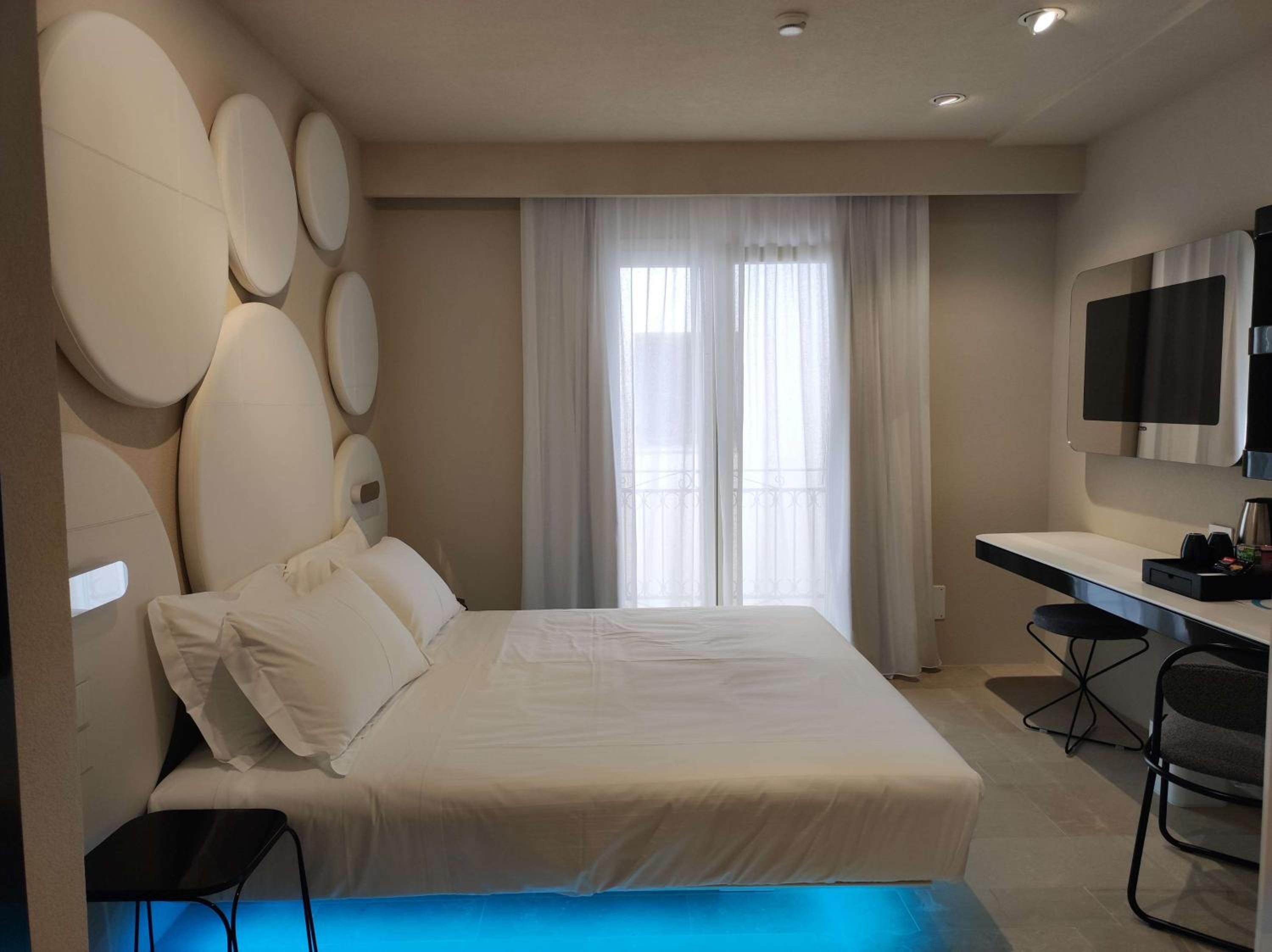 Deluxe Room - Photo 10
