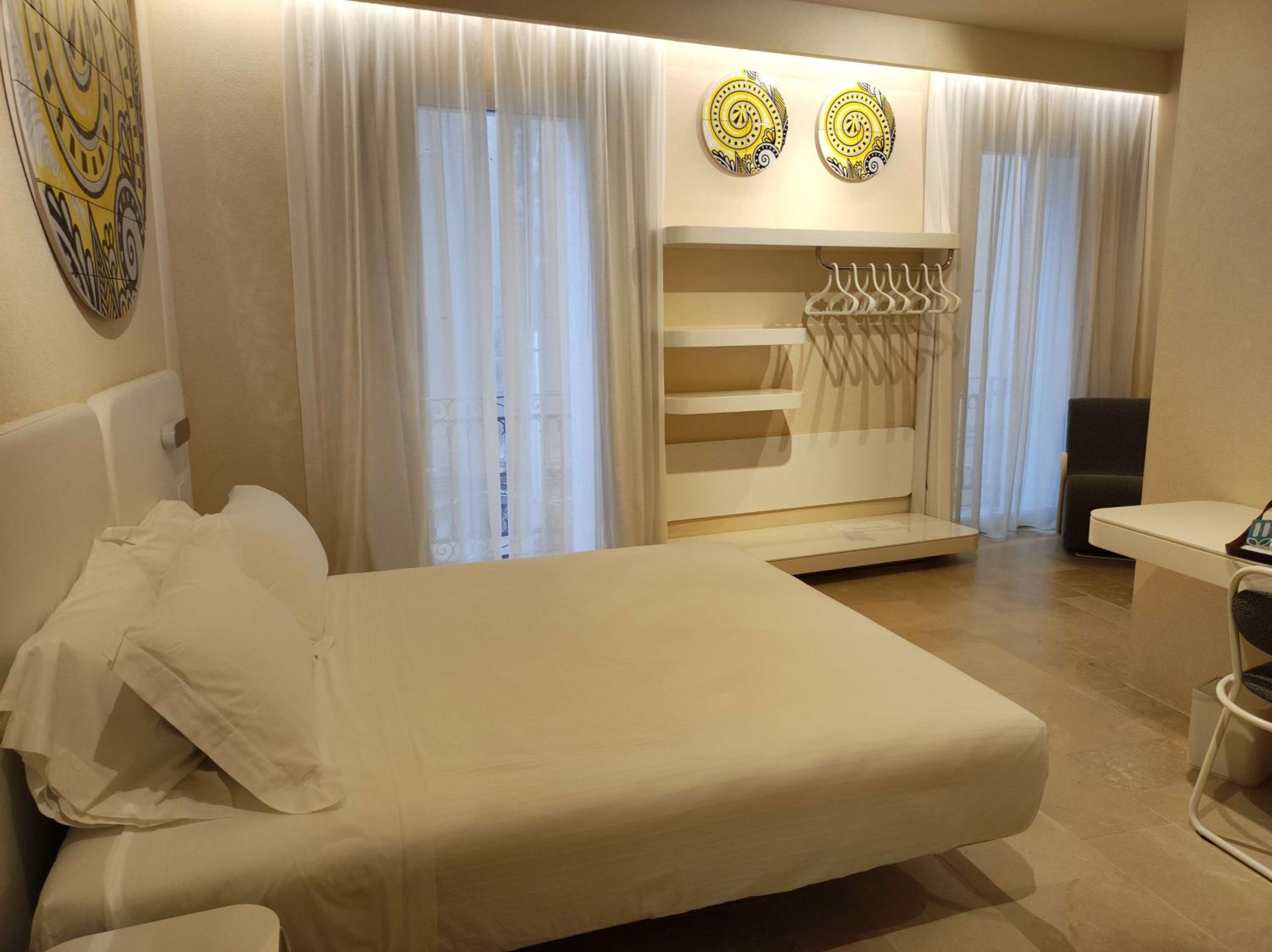 Deluxe Room - Photo 11