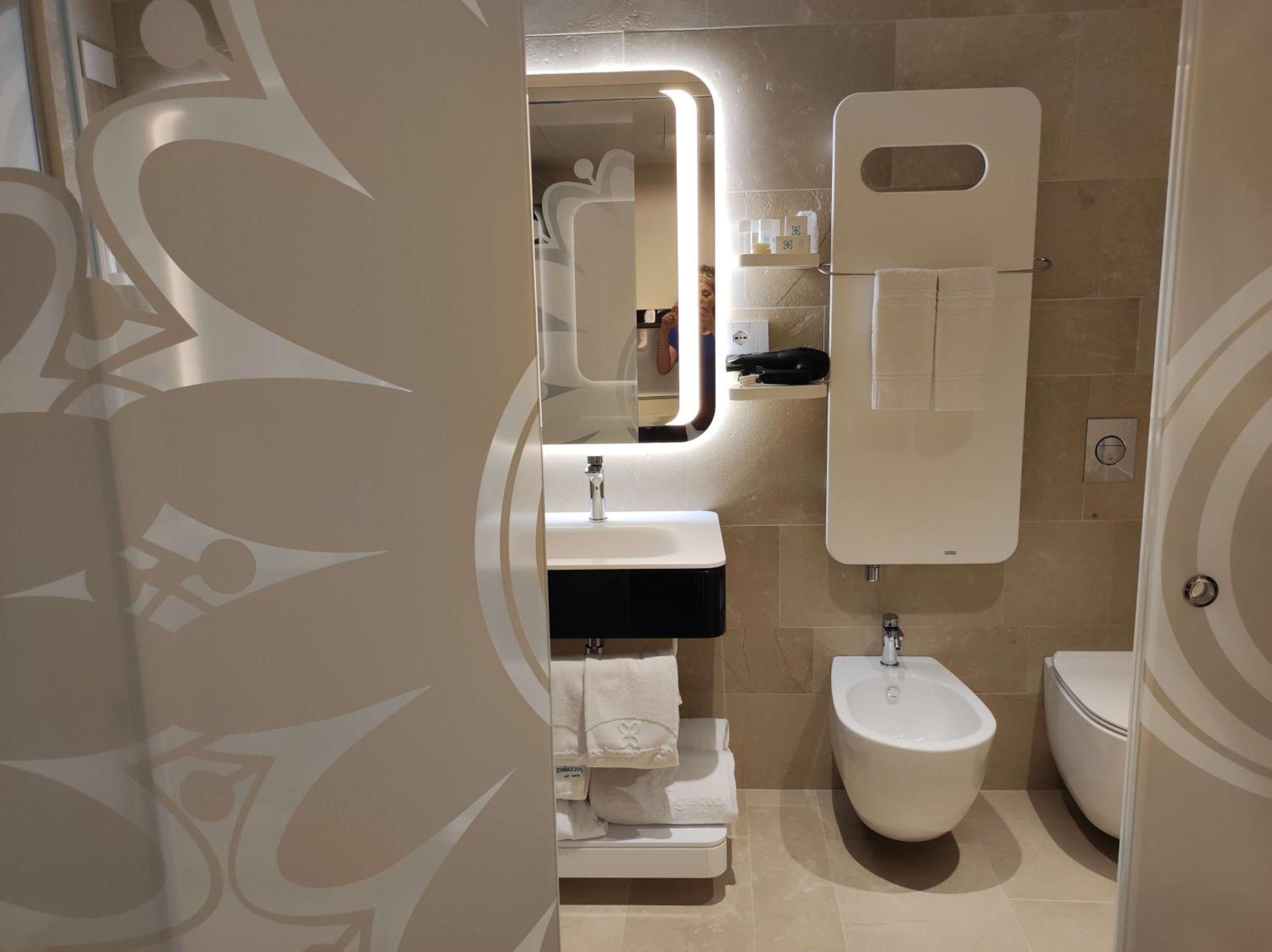 Executive Suite - Photo 6