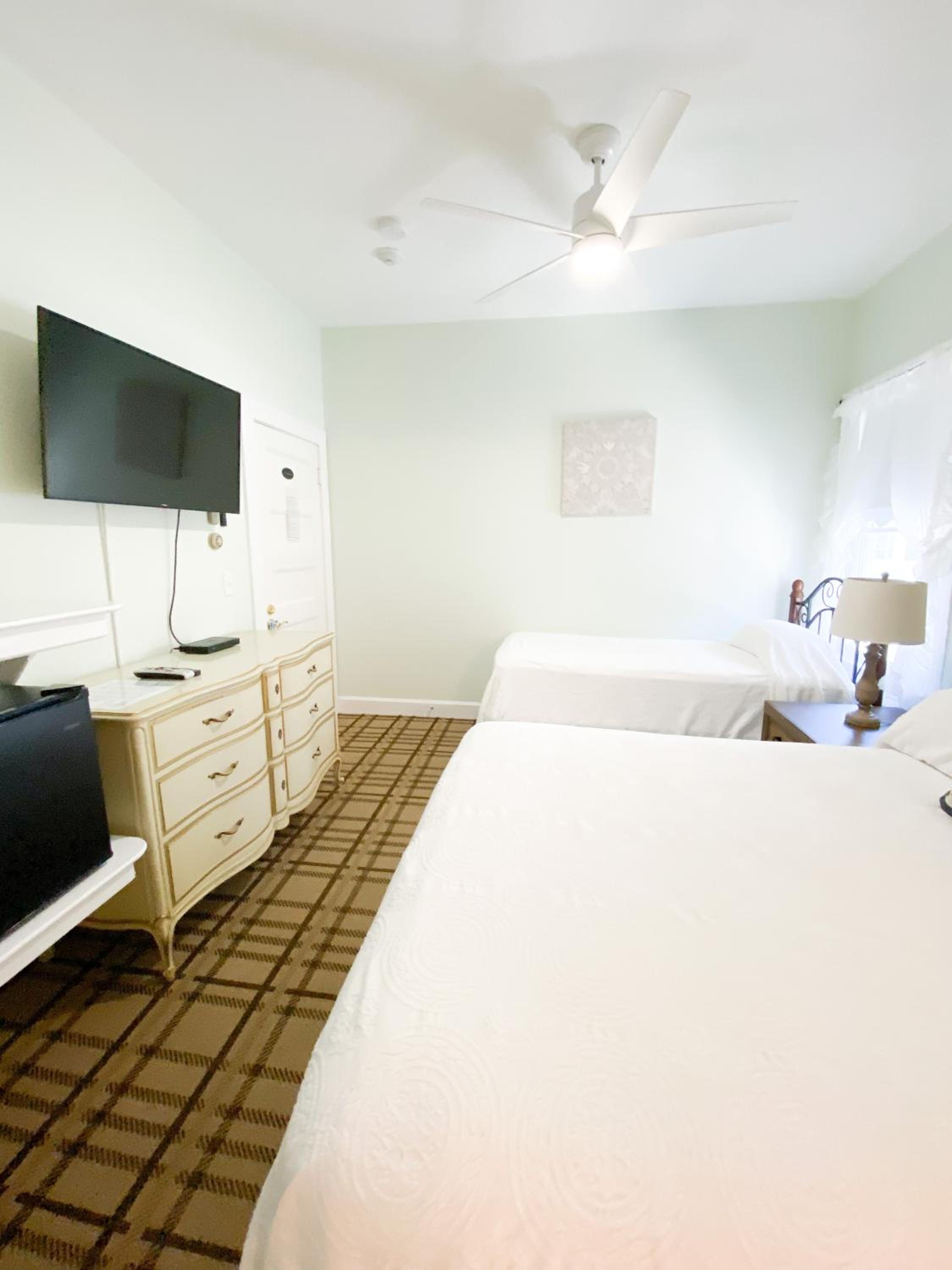 Triple Room with 1 Queen and 1 Twin – 111