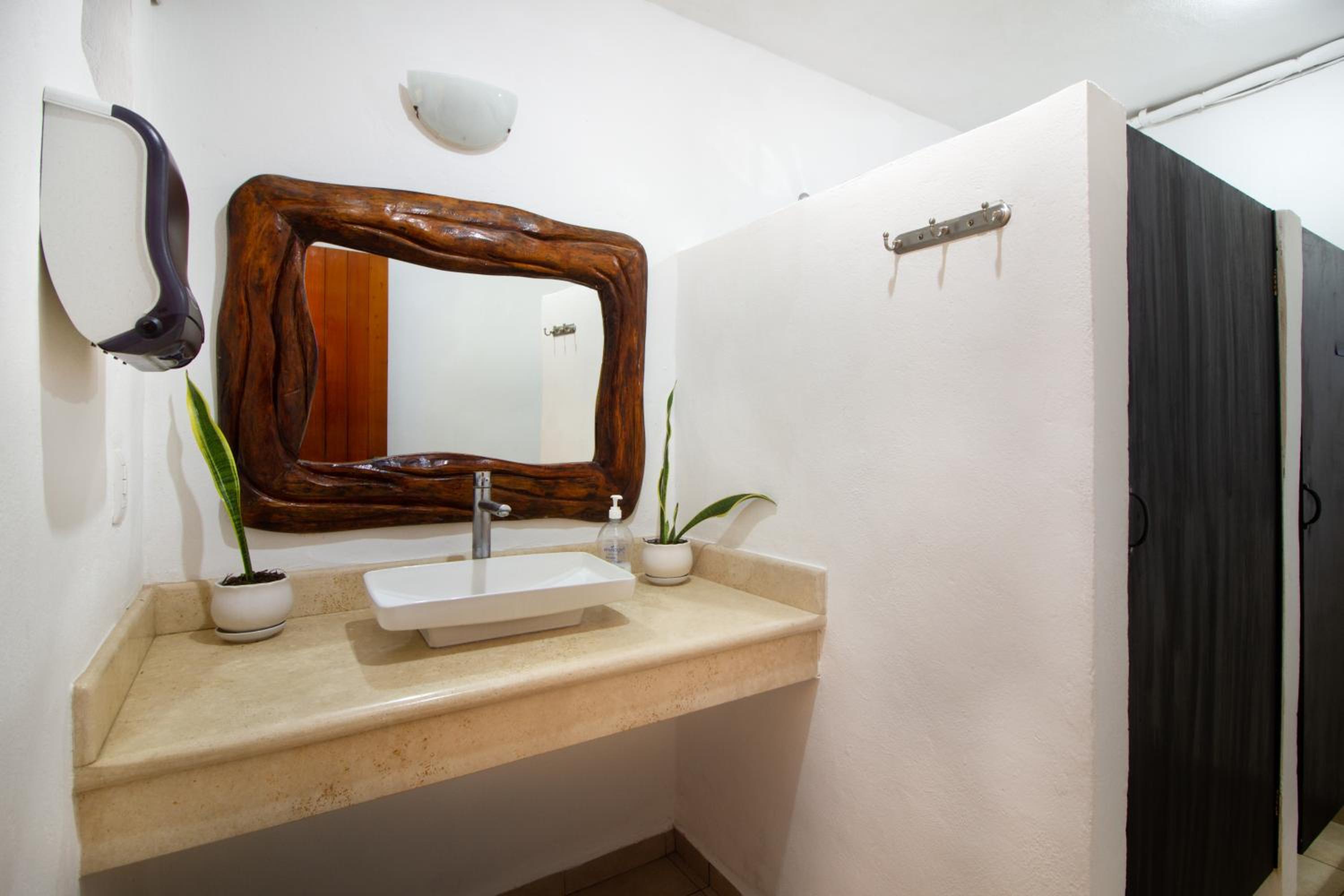 Caribbean Room Shared Bathroom Up To 3 People