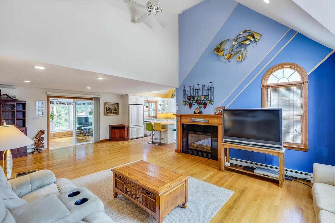 Four Bedroom House with Backyard, The Yellowtail House