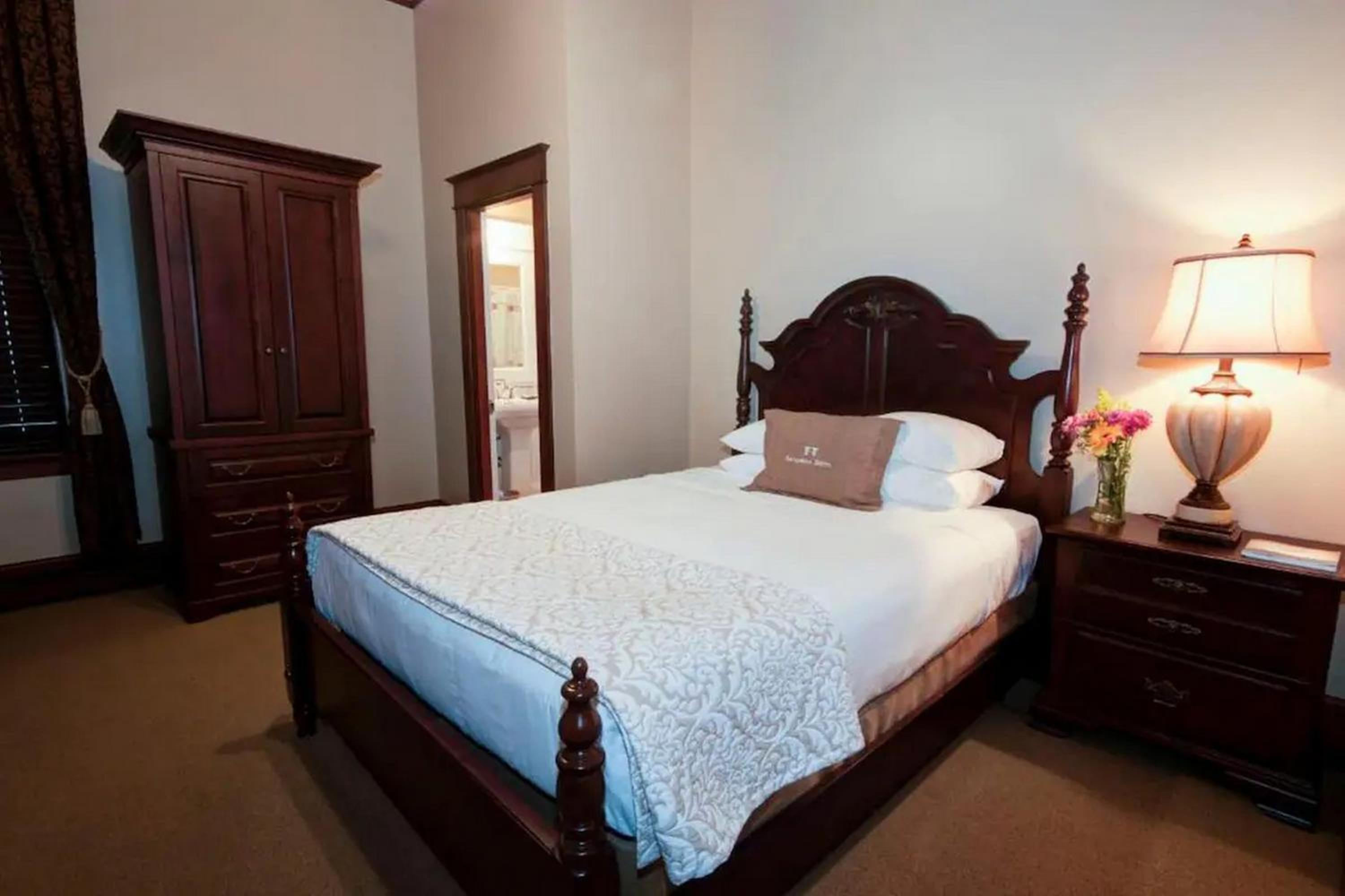 Queen Room photo 1