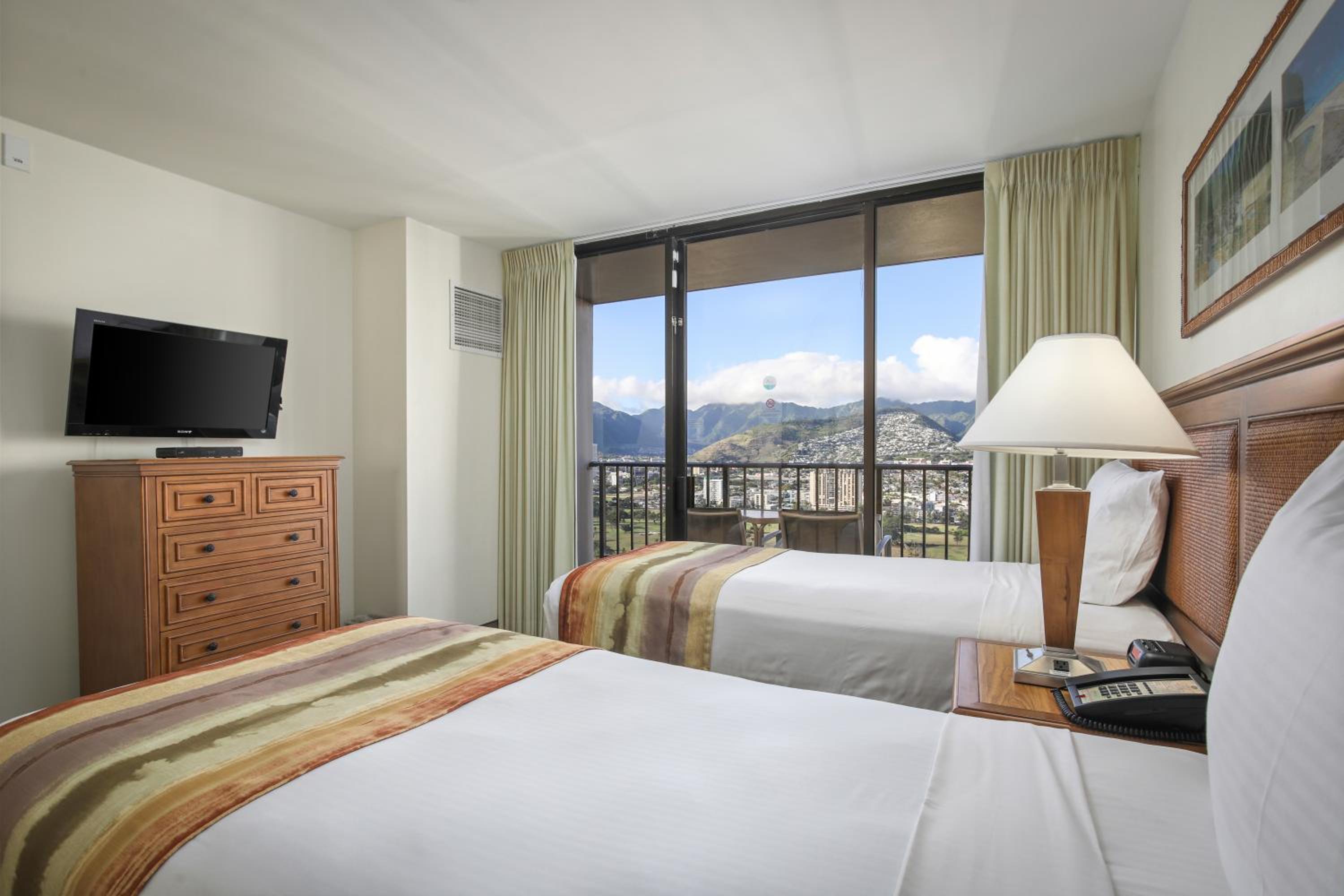 One-Bedroom Suite with Mountain View thumbnail 6