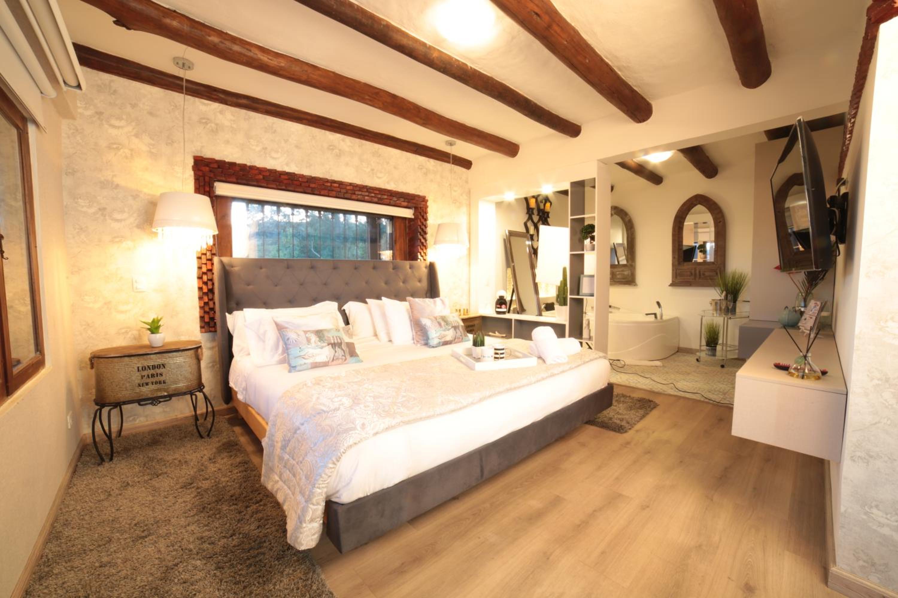Deluxe Suite with Spa Bath photo 3