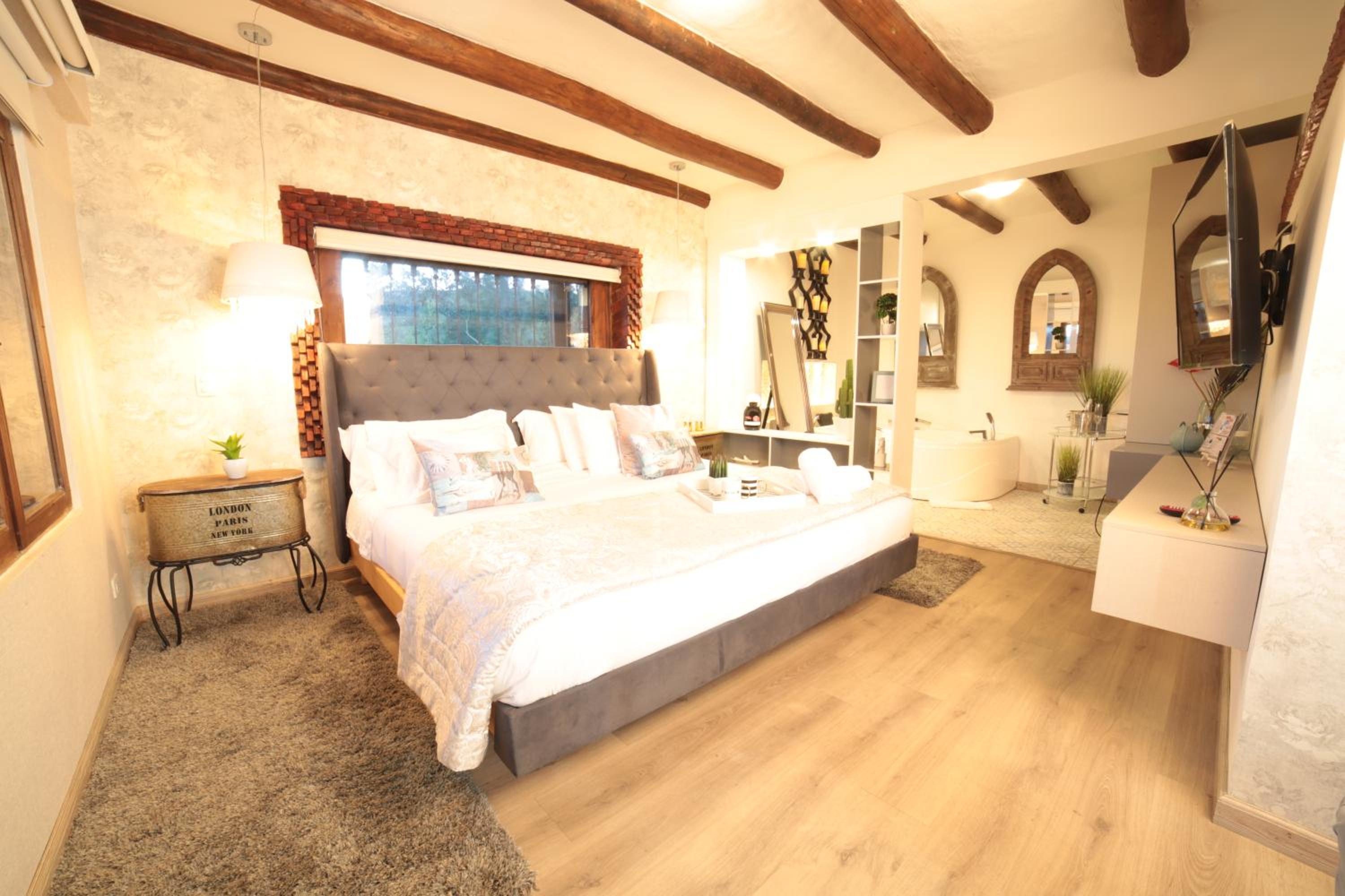 Deluxe Suite with Spa Bath photo 2
