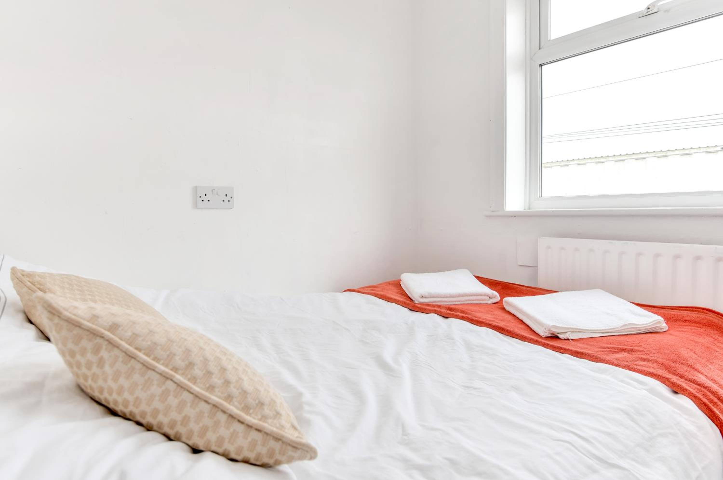 Five-Bedroom House photo 2