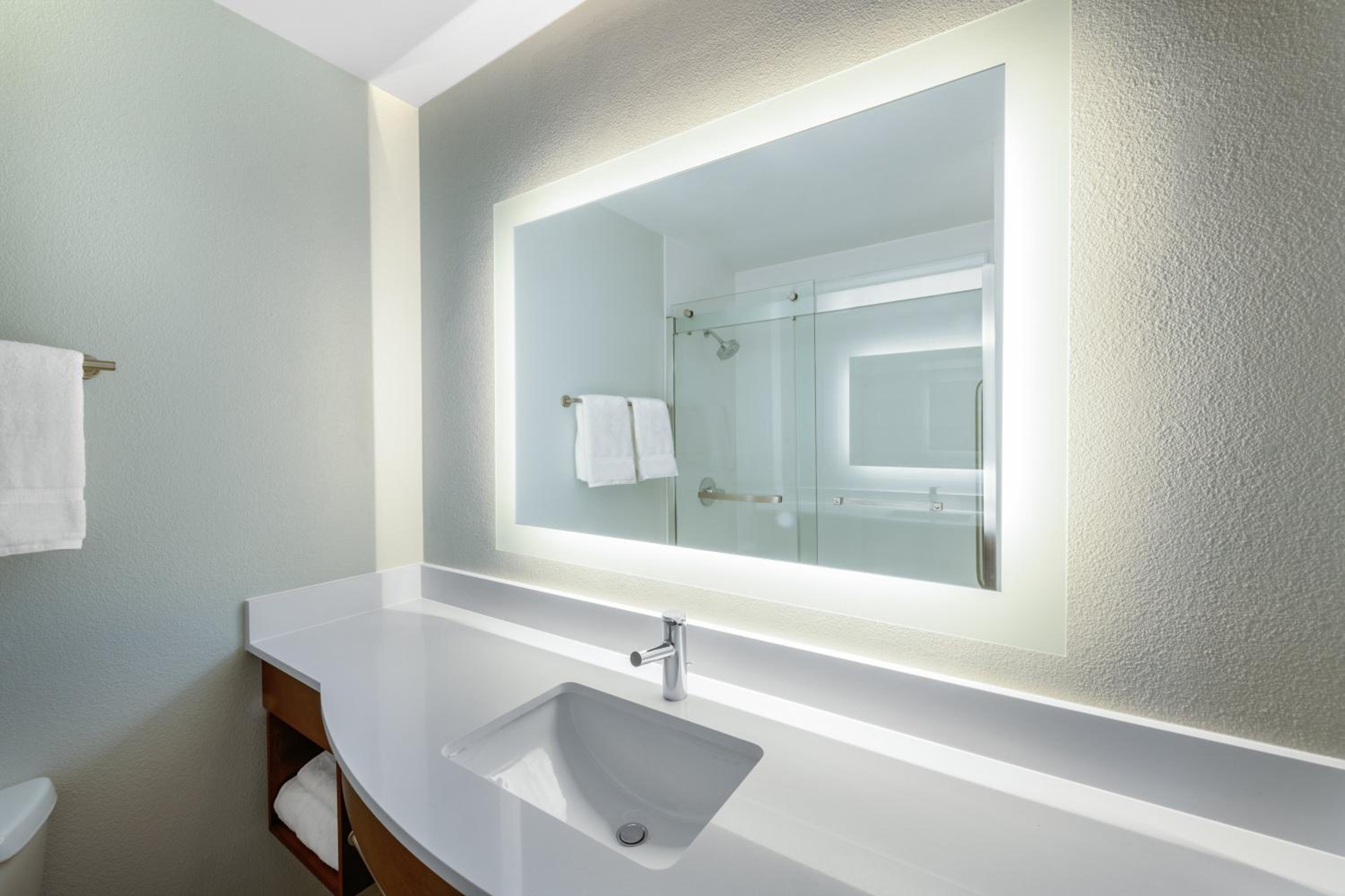 Standard King Room - Photo 4