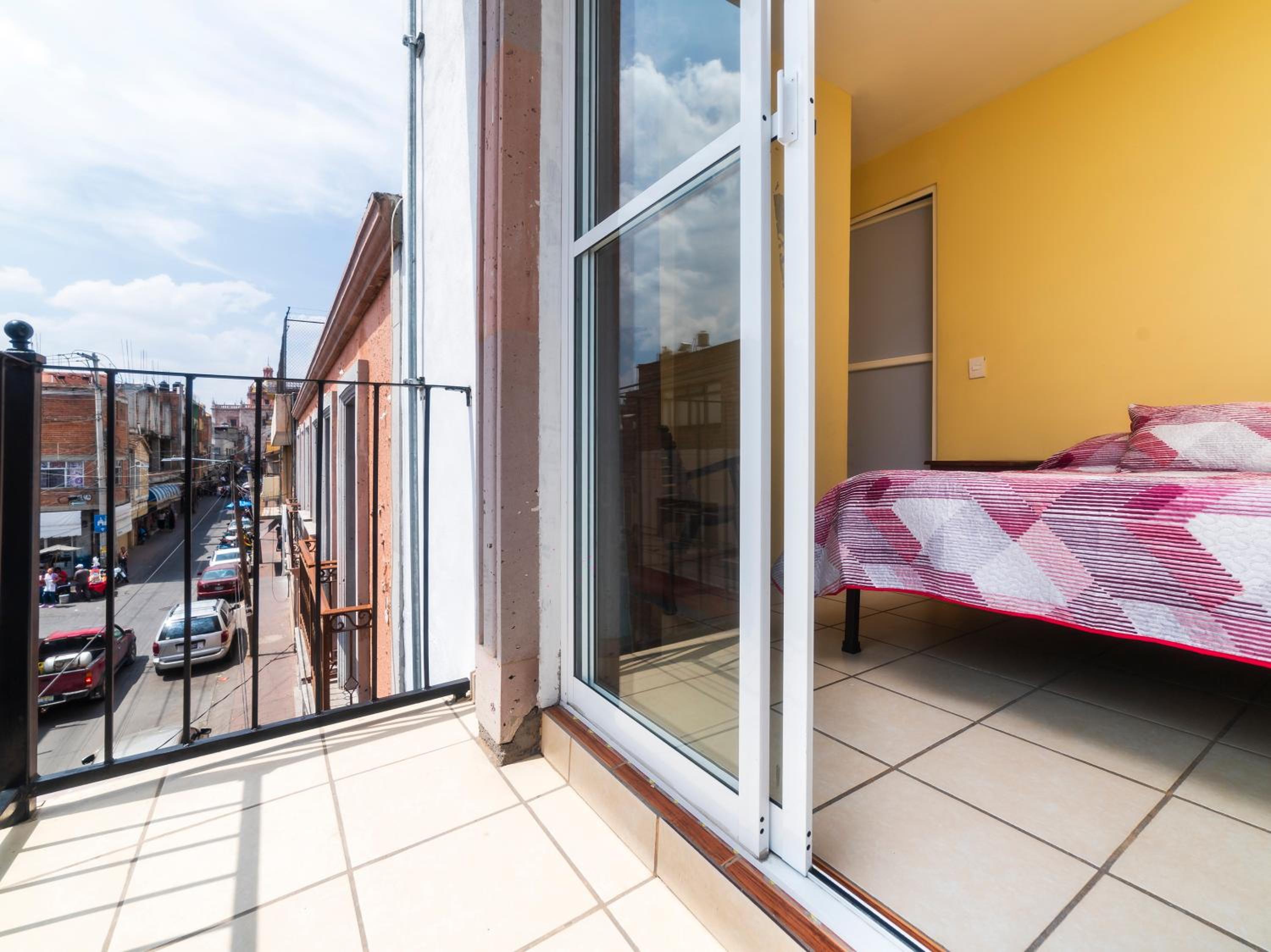 Double Room with Balcony - Photo 4