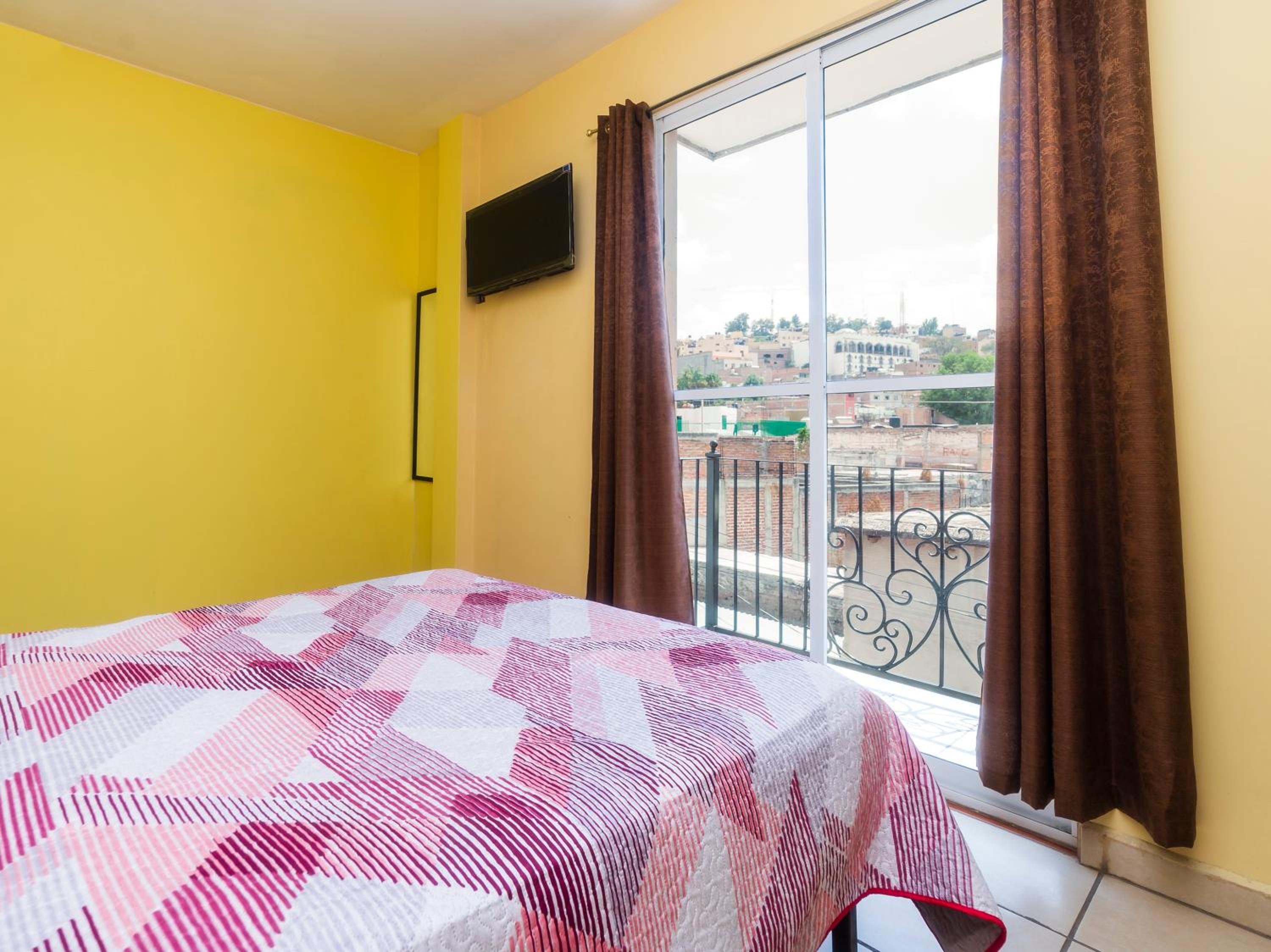Double Room with Balcony - Photo 3