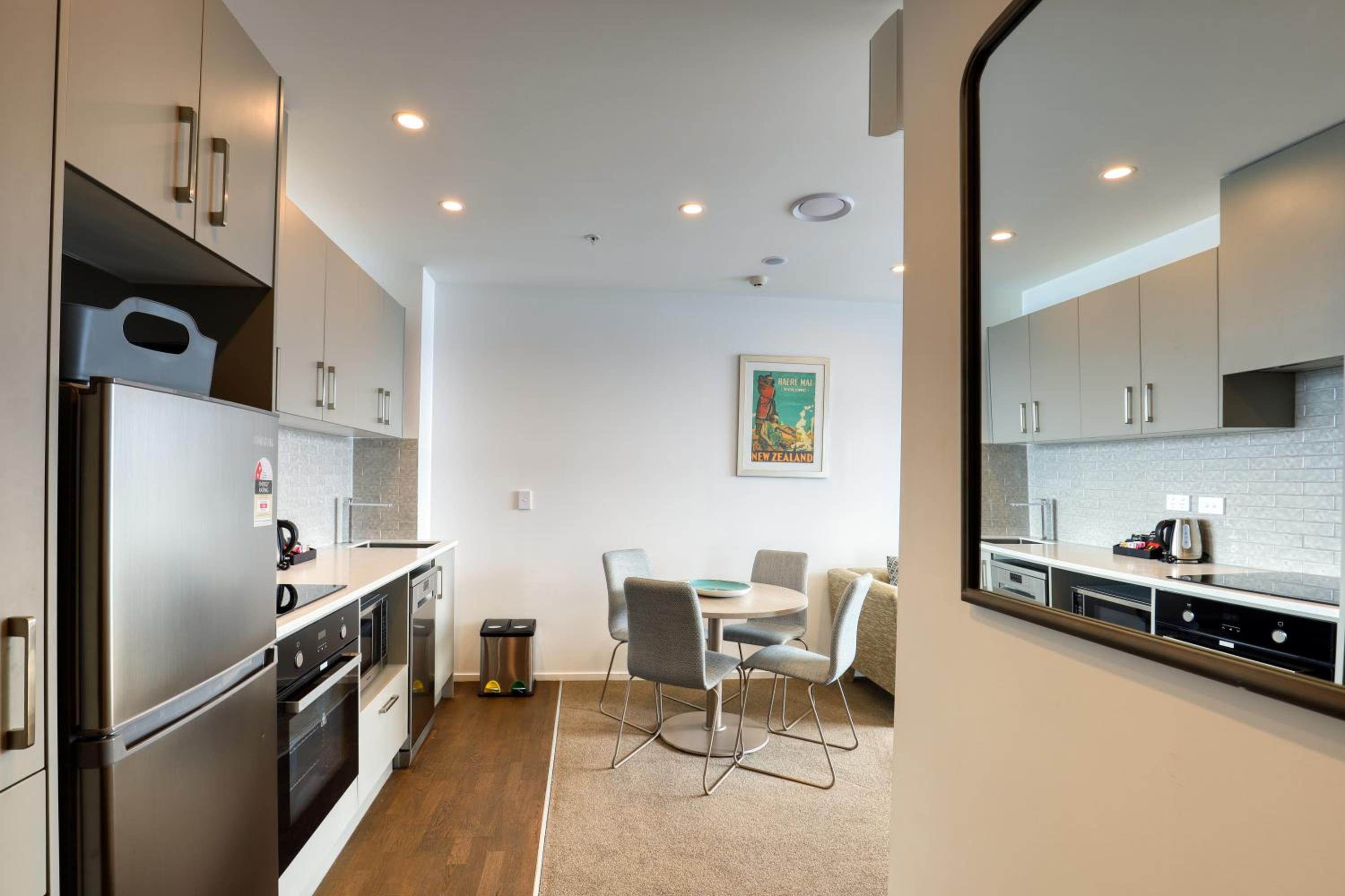 King Suite - Non-Smoking photo 2
