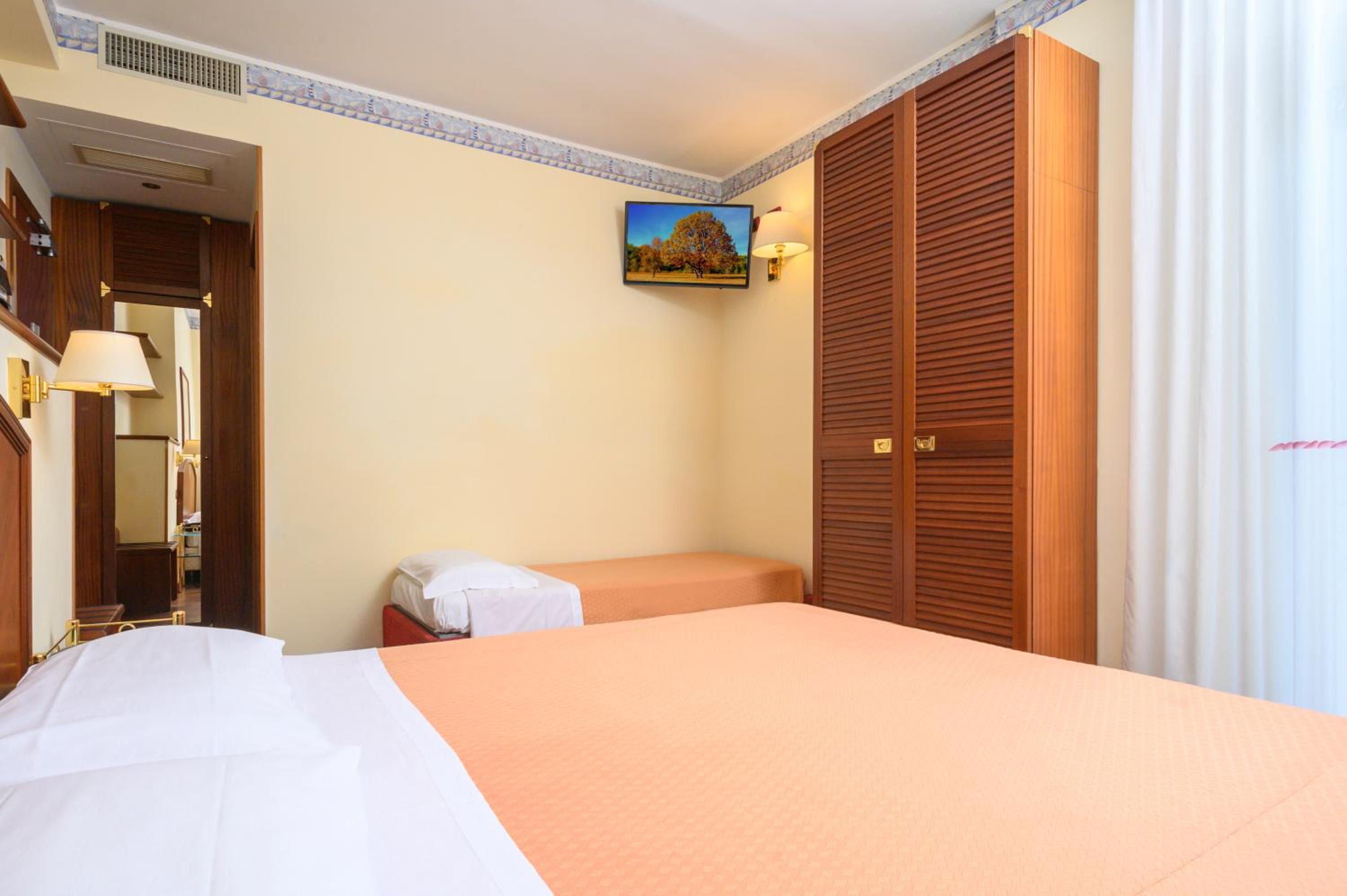 Superior Triple Room photo 2