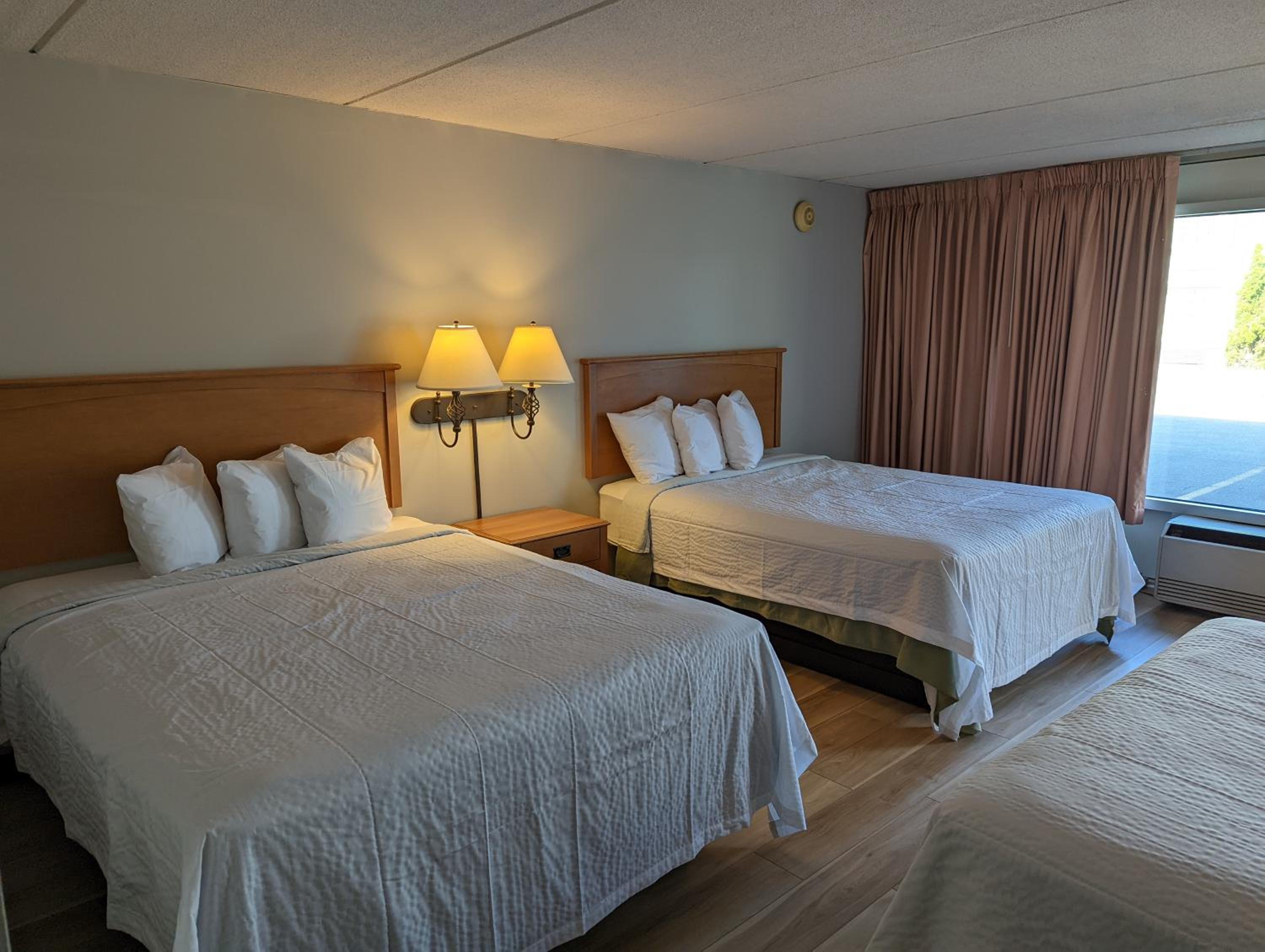 Queen Room with Three Queen Beds - Non-Smoking photo 3