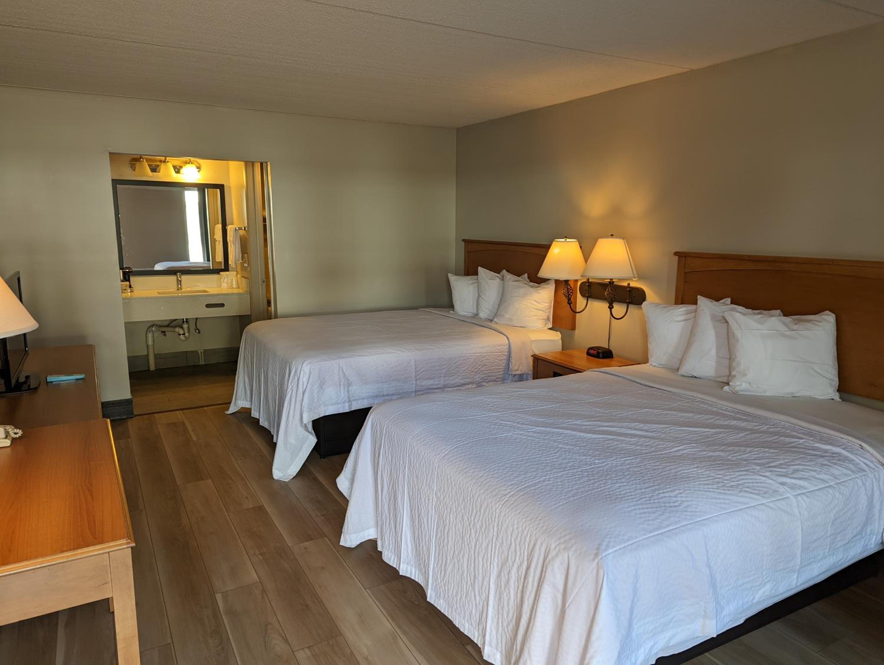 Queen Room with Two Queen Beds - Non-Smoking photo 1