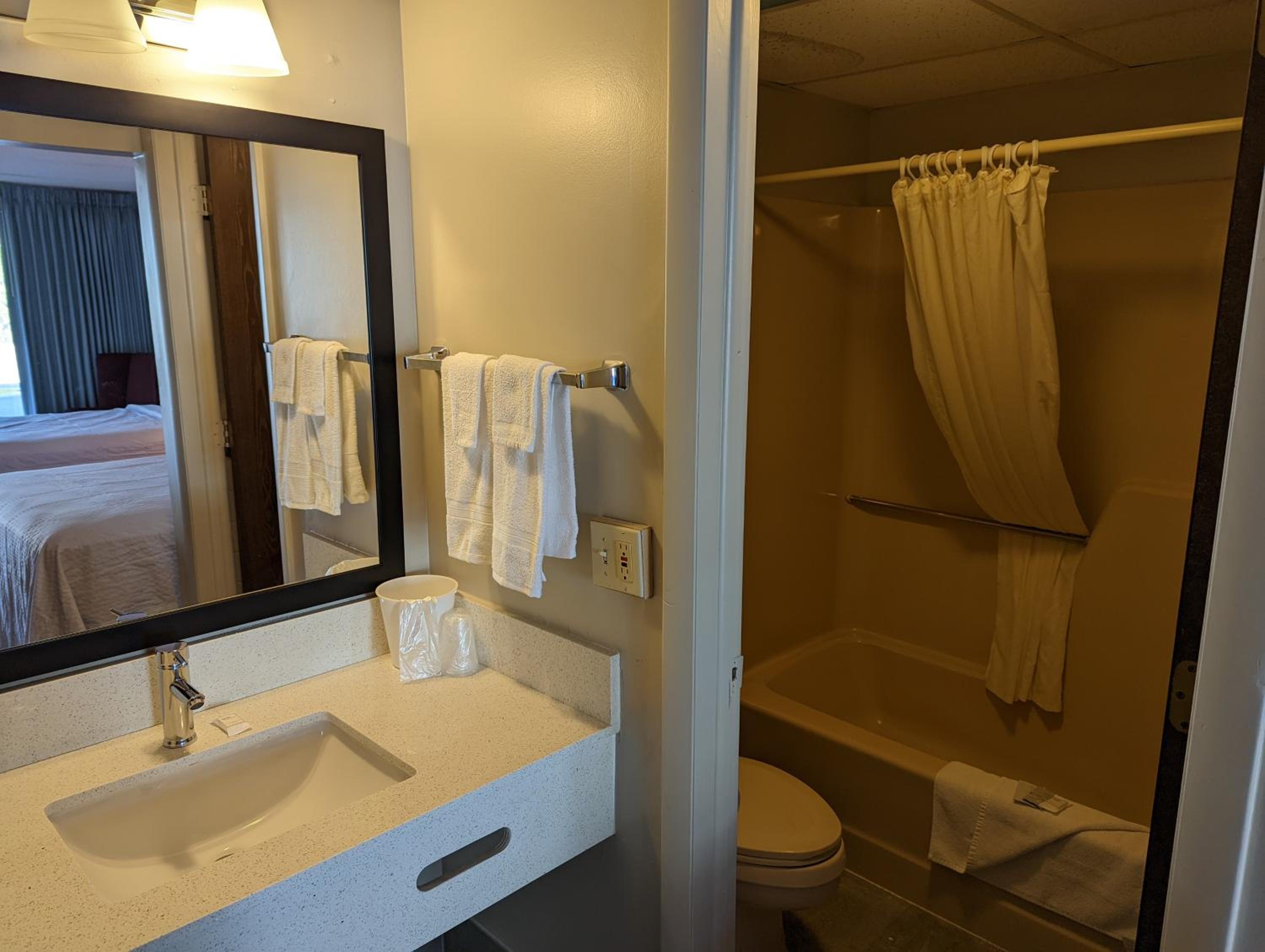 King Room - Non-Smoking photo 2