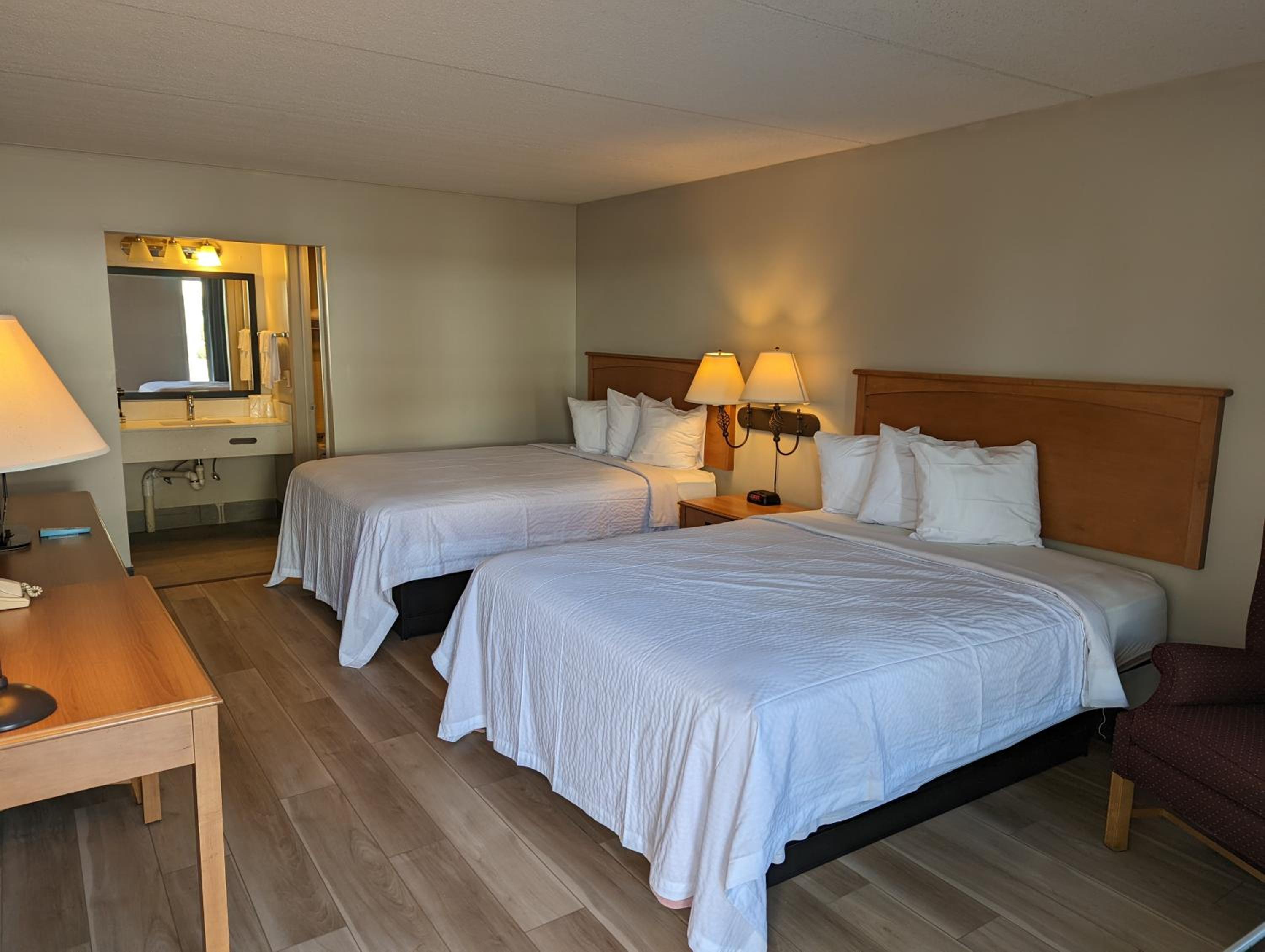 Queen Room with Two Queen Beds - Non-Smoking photo 2