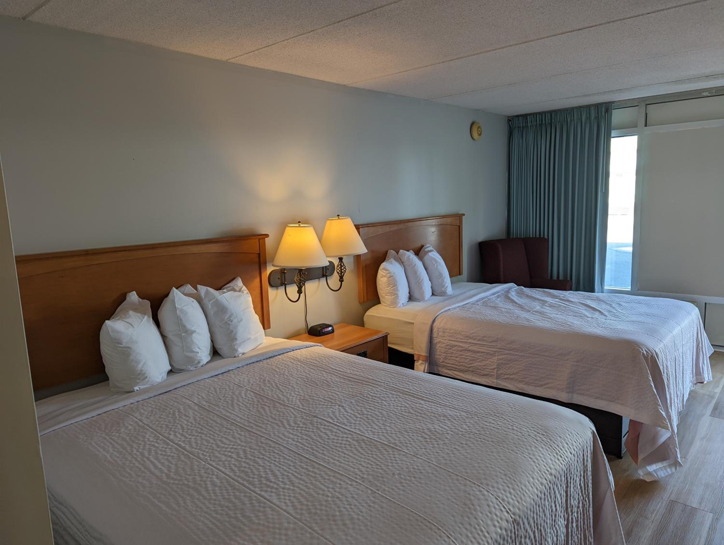 Queen Room with Two Queen Beds - Non-Smoking photo 3