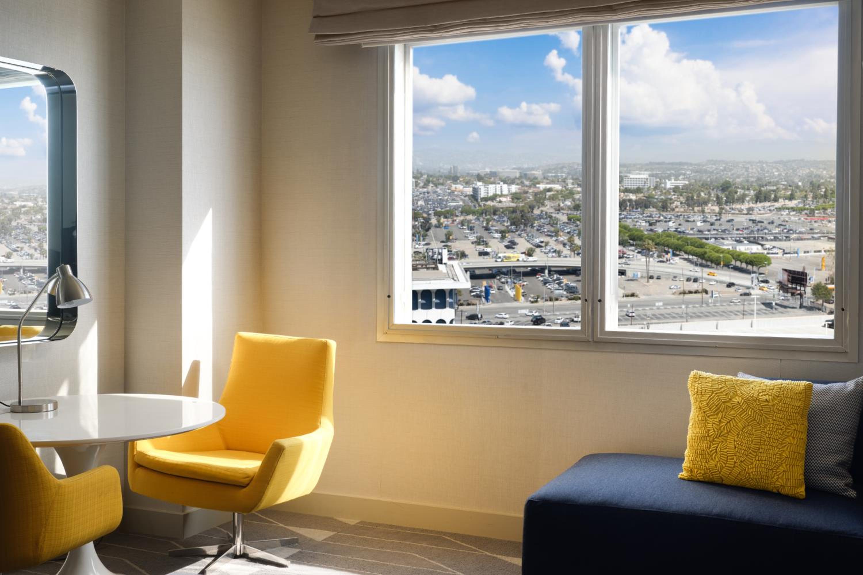 Queen Room with City View - High Floor - Photo 3