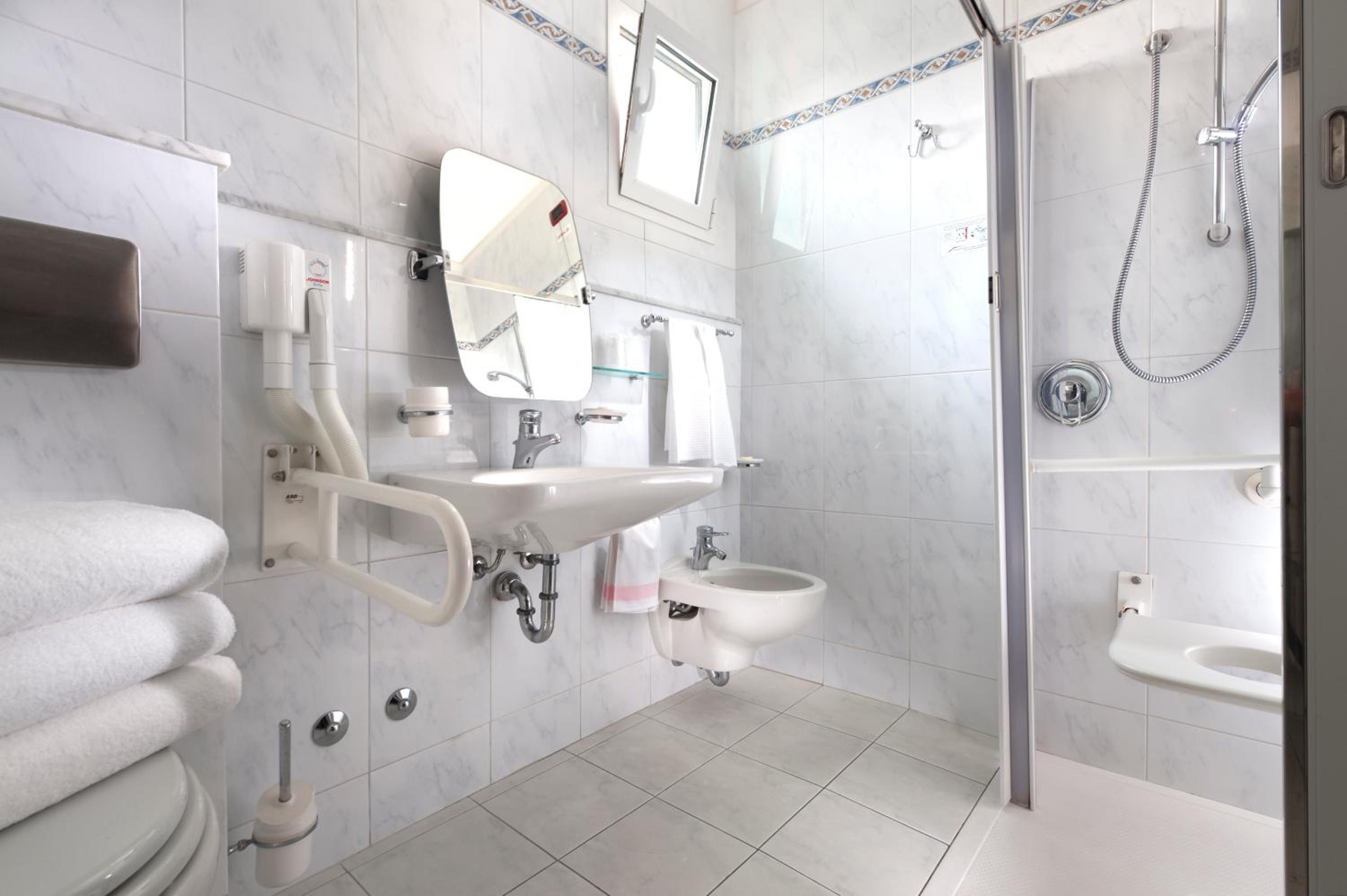 Double or Twin Room - Disability Access photo 3