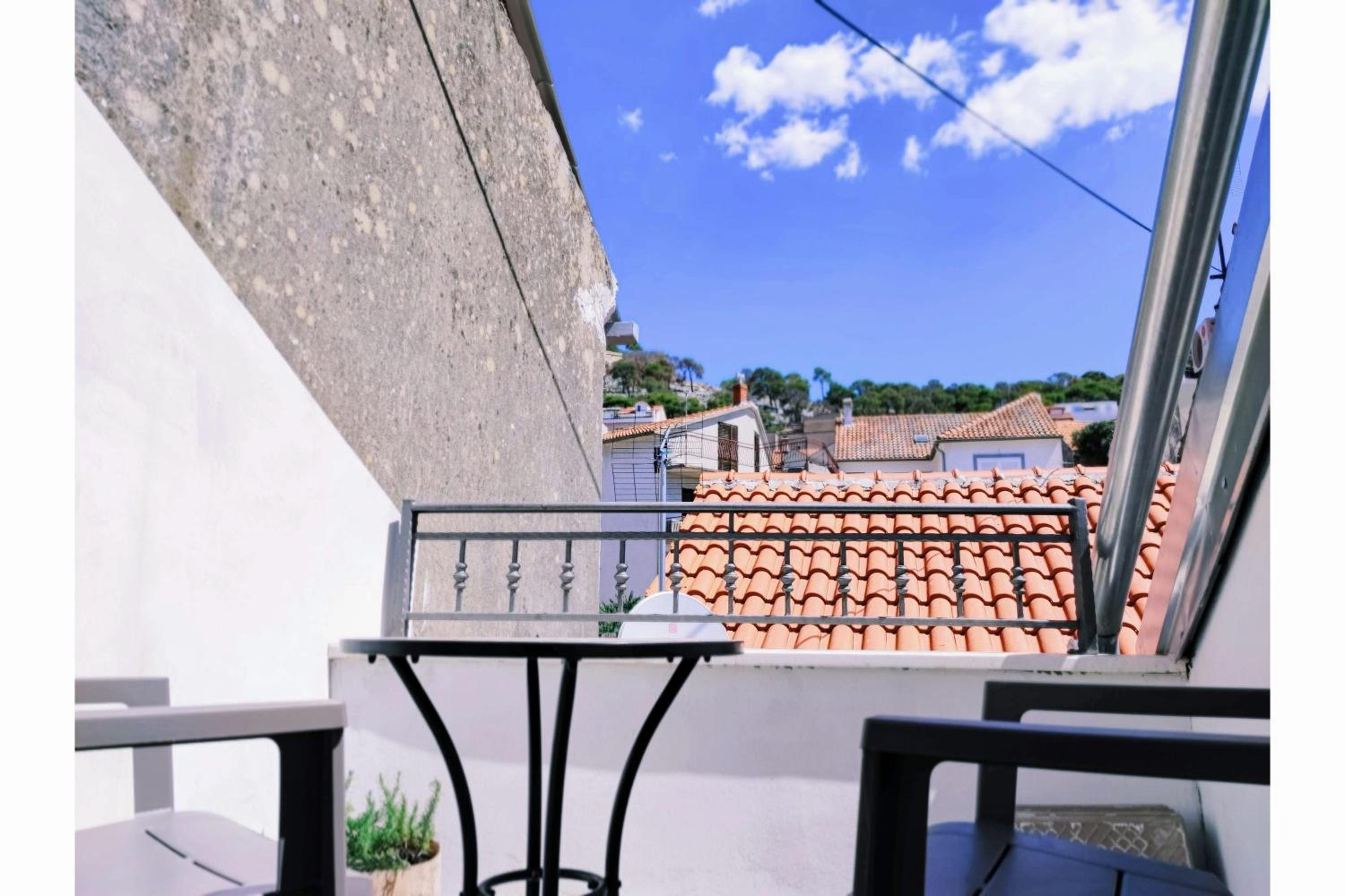 Apartment with Balcony - Photo 15