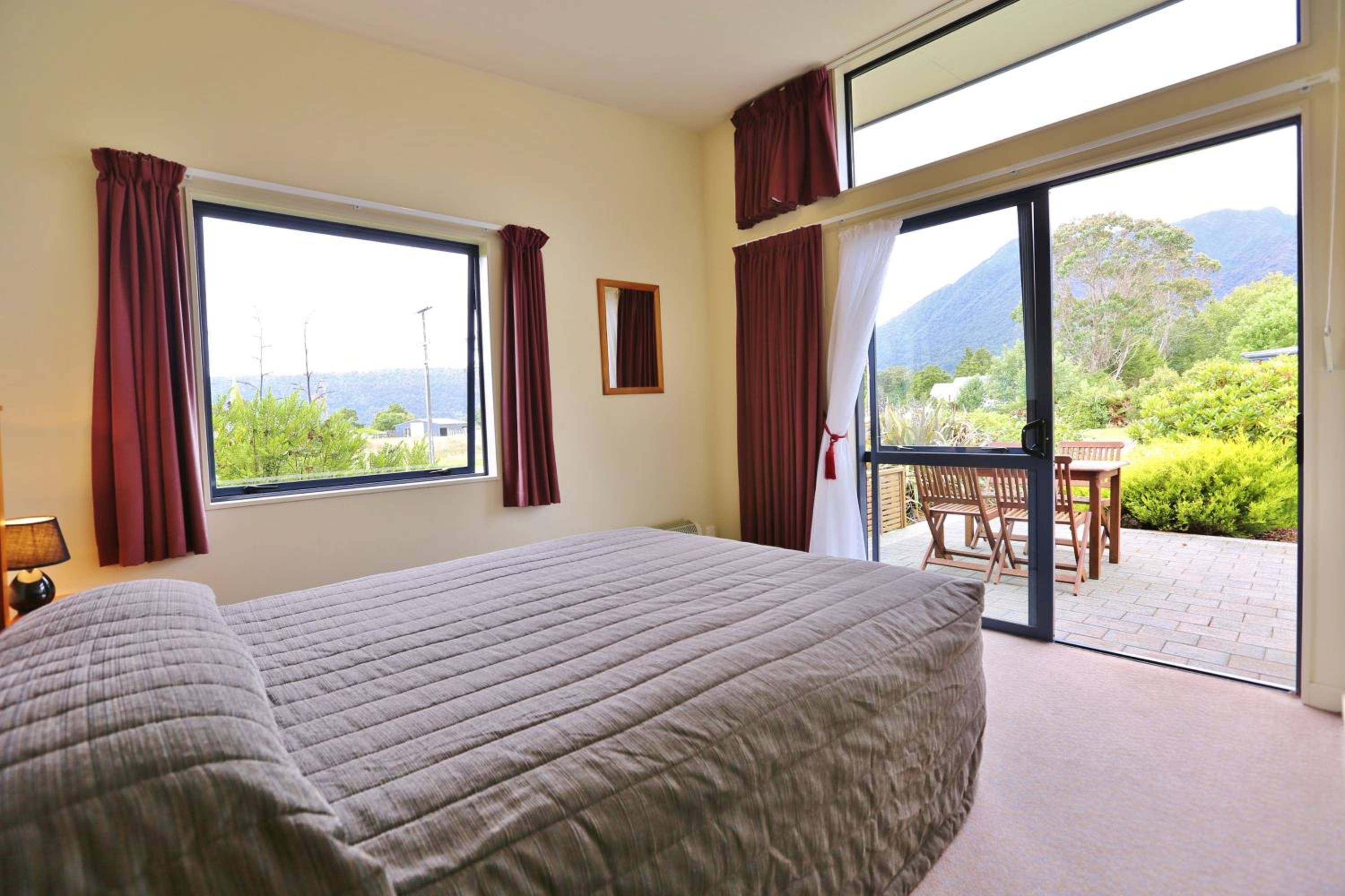 Two-Bedroom Apartment with Mountain View - Photo 9